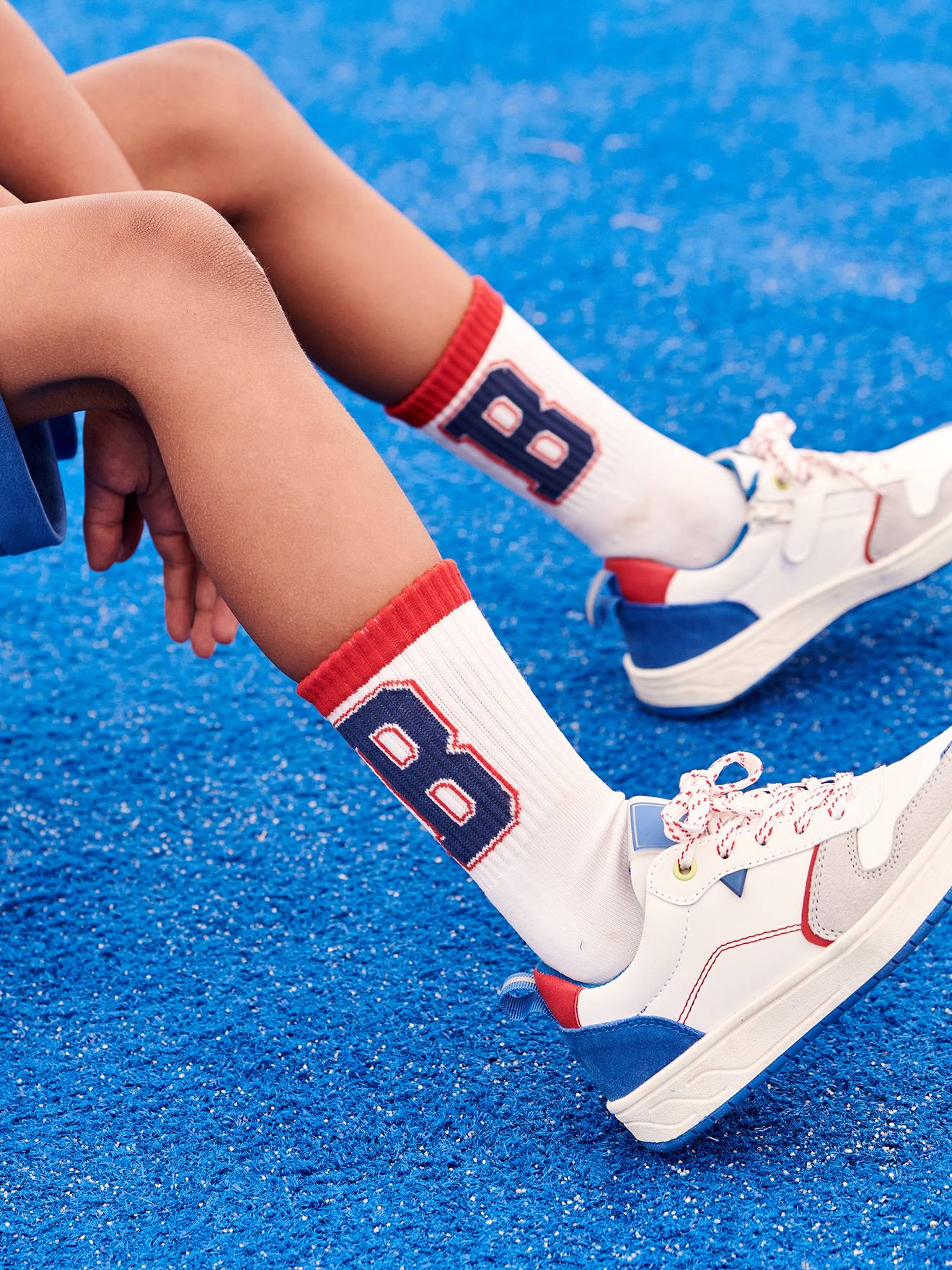 Pacote com 5 pares de meias esportivas brancas para meninos