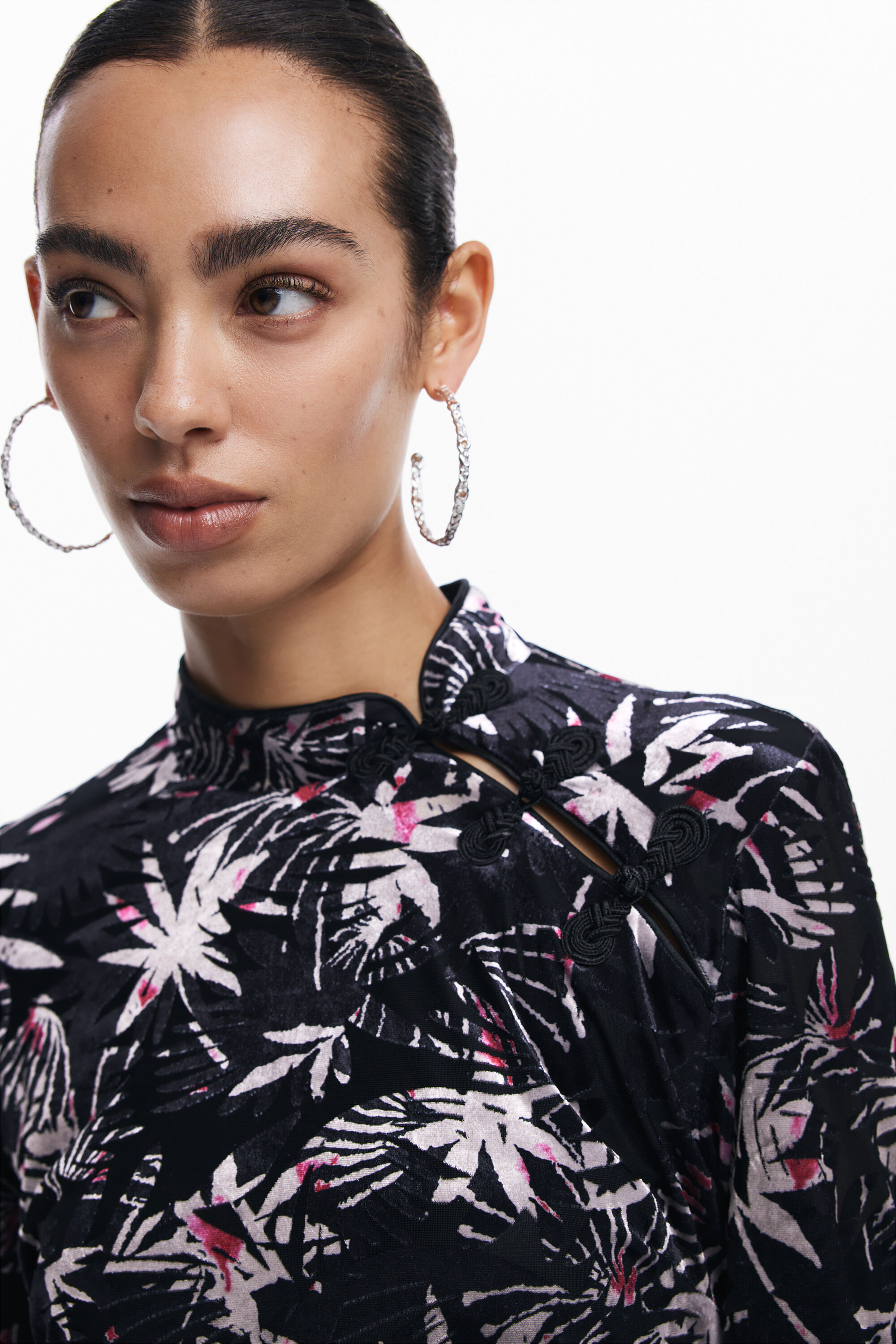 Vestido com folhas e gola quimono