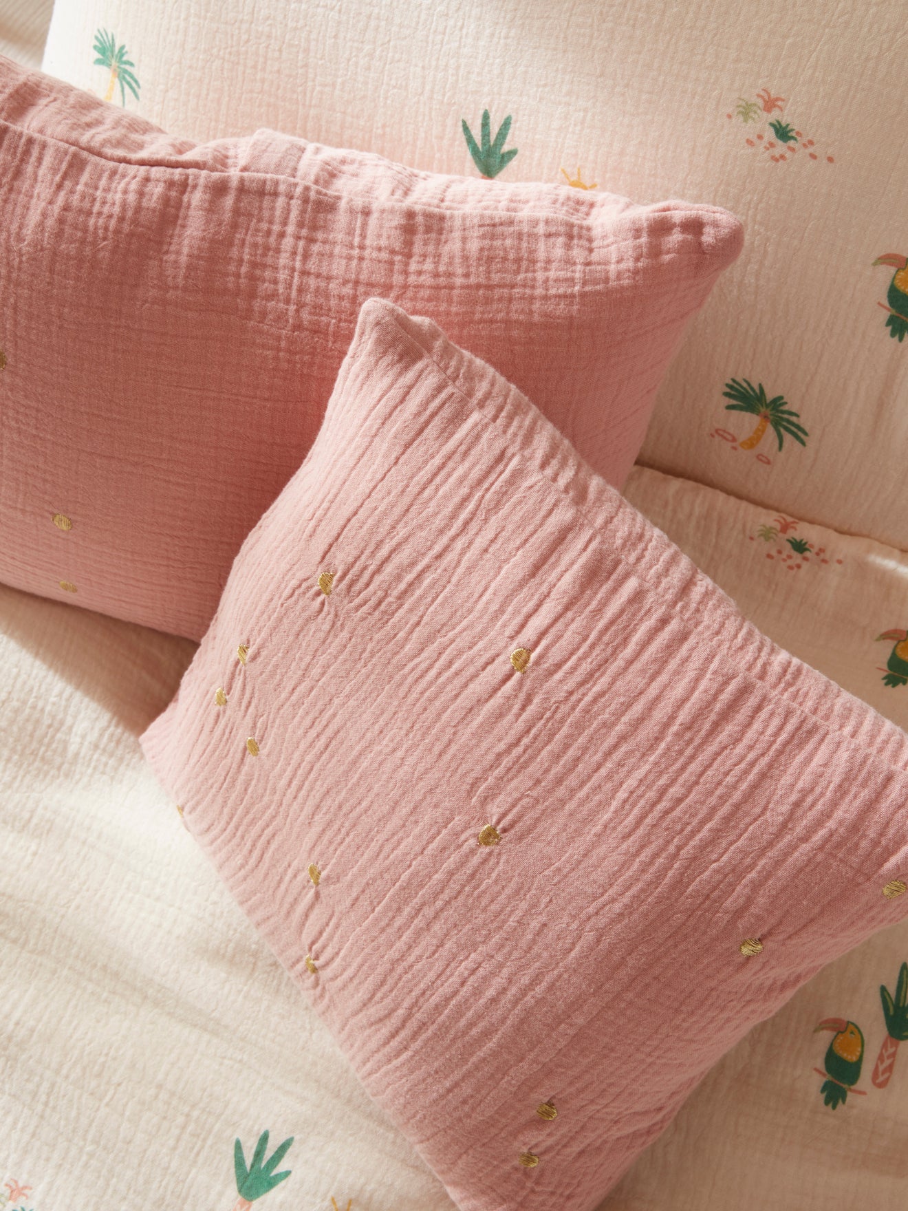 Coussin gaufré à pois brodés