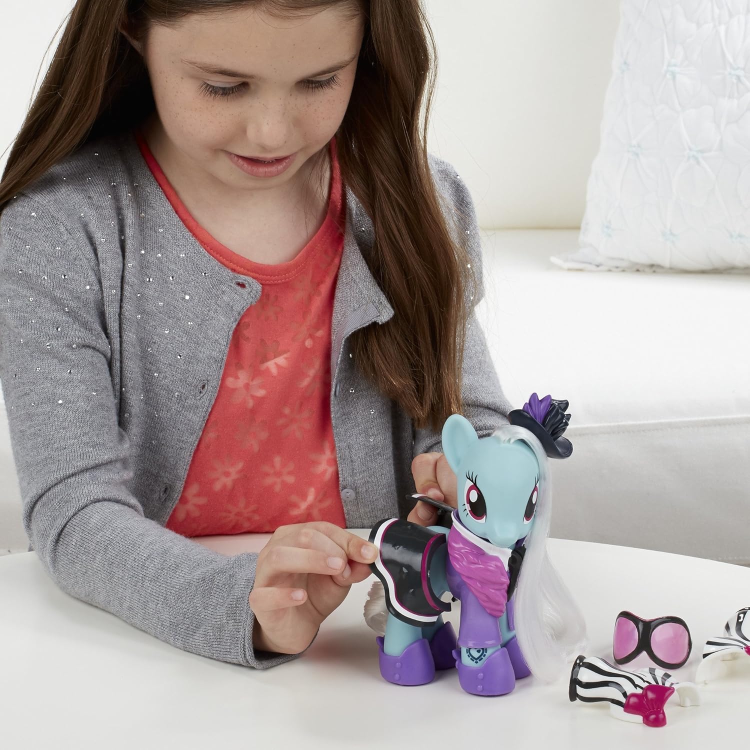 Hasbro - My Little Pony Figur - Photo Finish mit verschiedenen ansteckbaren Outfits