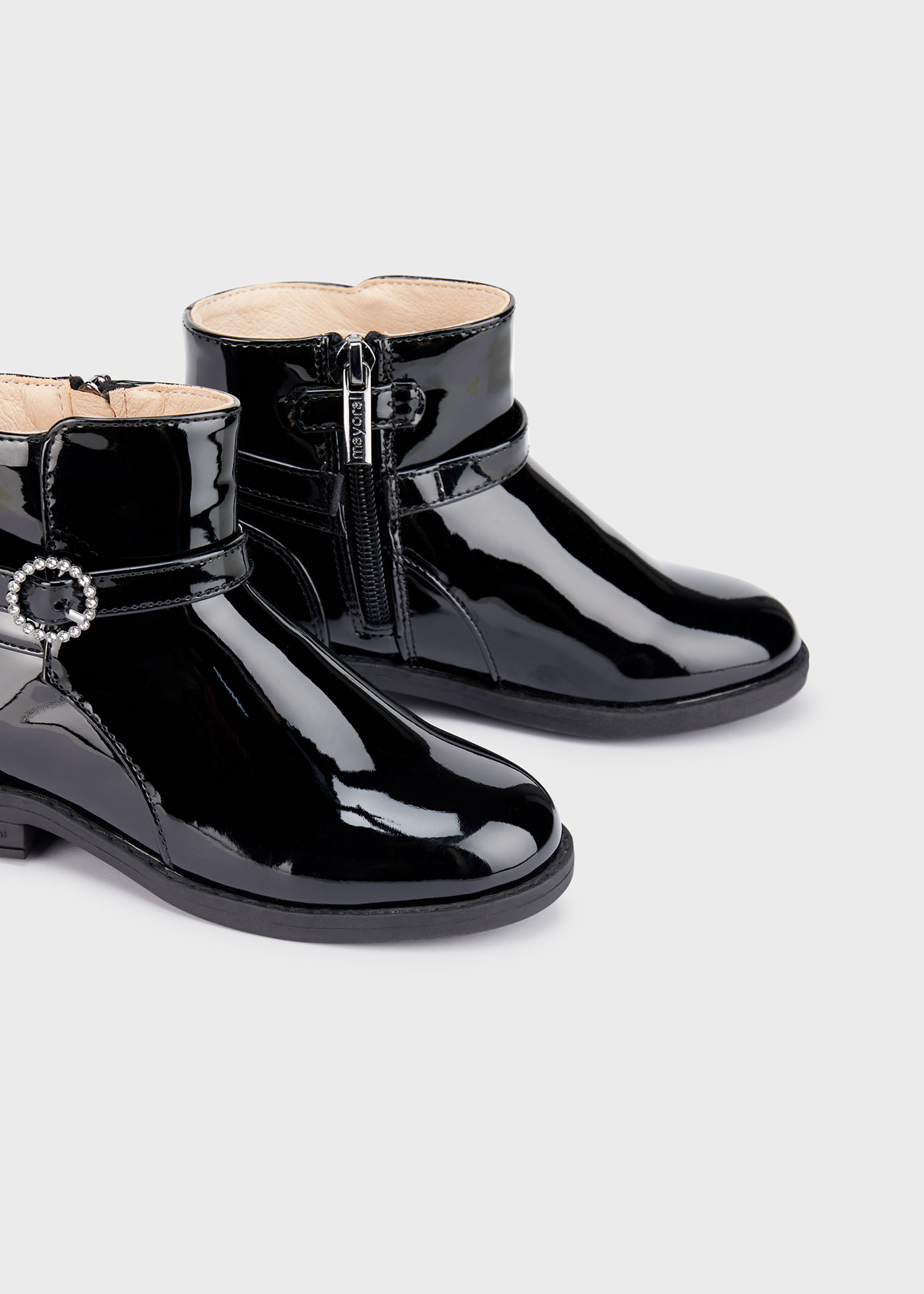 Botas de cano curto em verniz para meninas