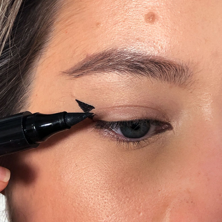 (Schmal) 2-Seitiger Eyeliner Stempel Katzenauge Schablone Augen MakeUp Stift Schmierfest - Schwarz