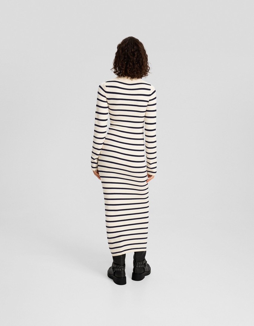 Vestido midi de malha listrada com recortes e gola alta.