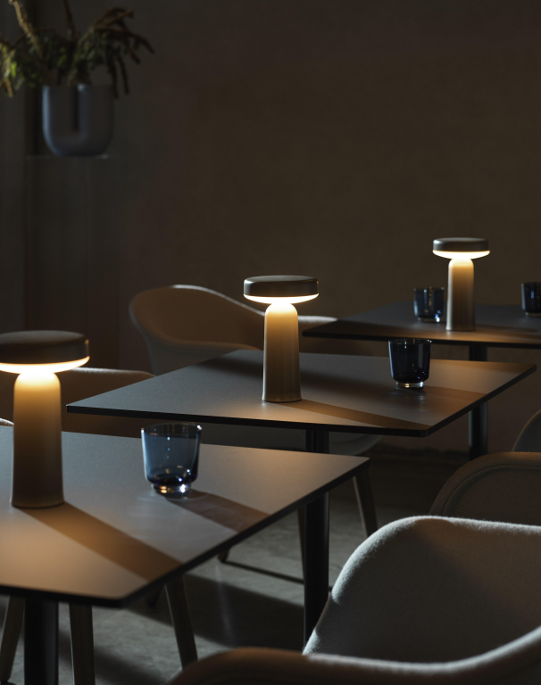 Muuto Ease tafellamp oplaadbaar LED lichtblauw