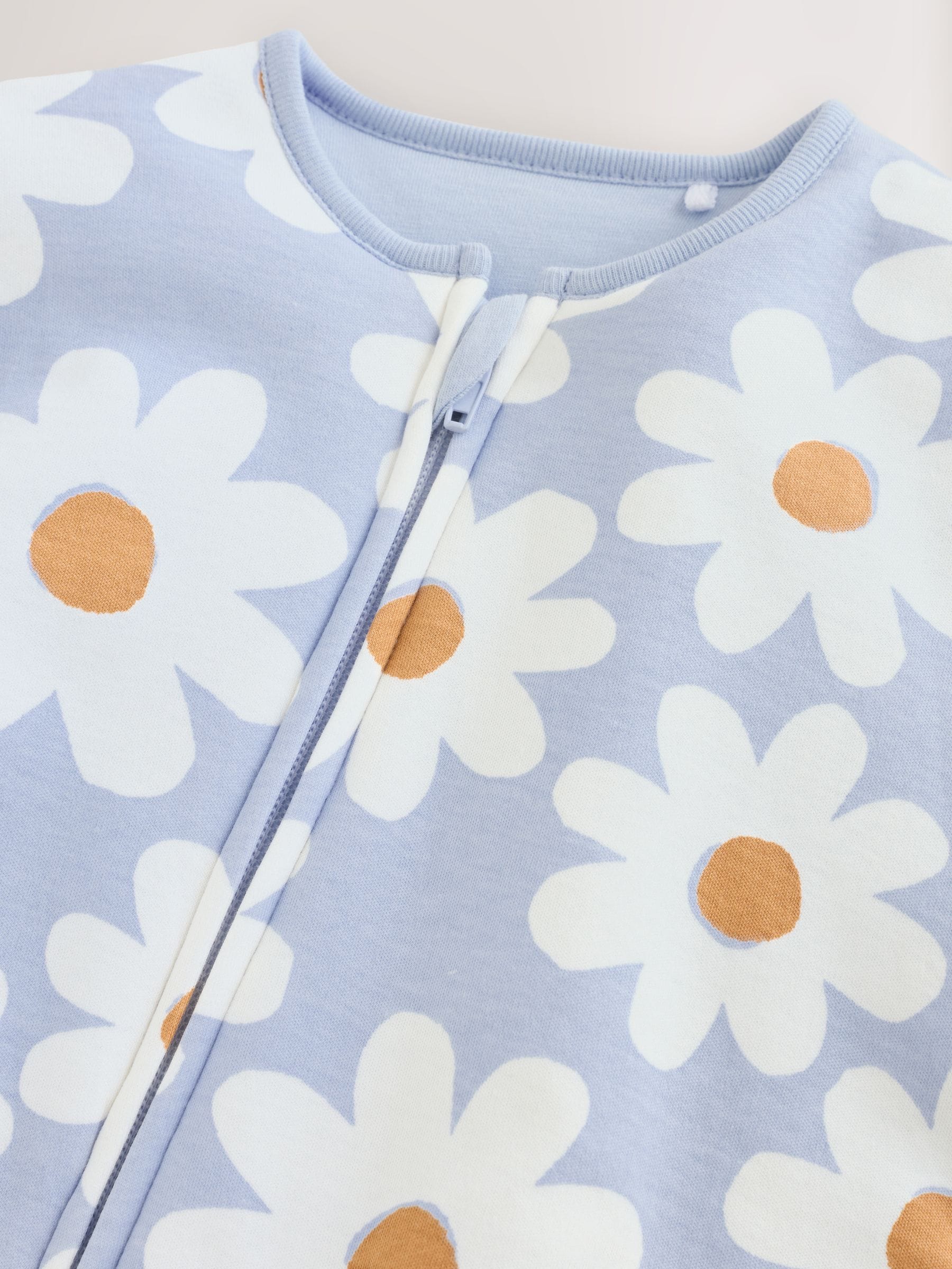 Blauw met bloemen - 2.5 TOG gewatteerde babypyjama