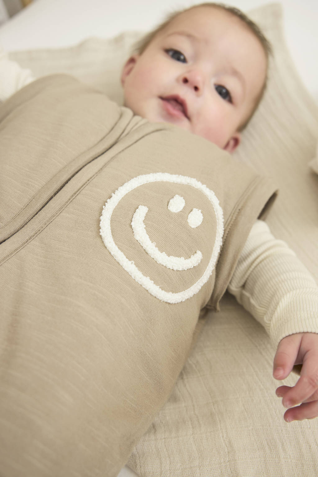 winter slaapzak Slub met Smile applicatie taupe/offwhite