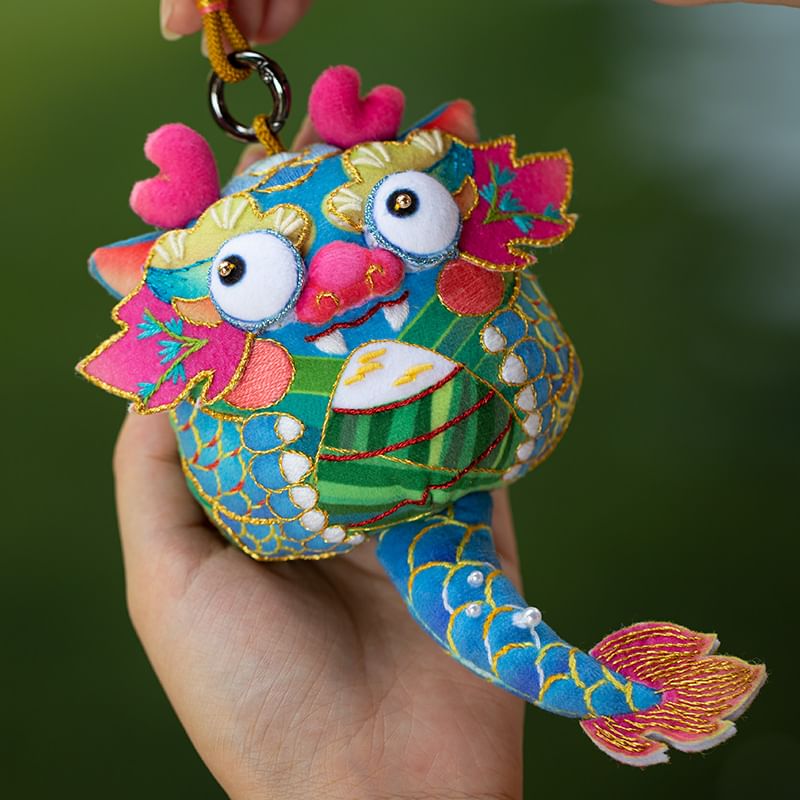 Embroidery Kingdom - DIY borduurpakket met hangende decoratie in de vorm van een draak (verschillende ontwerpen)