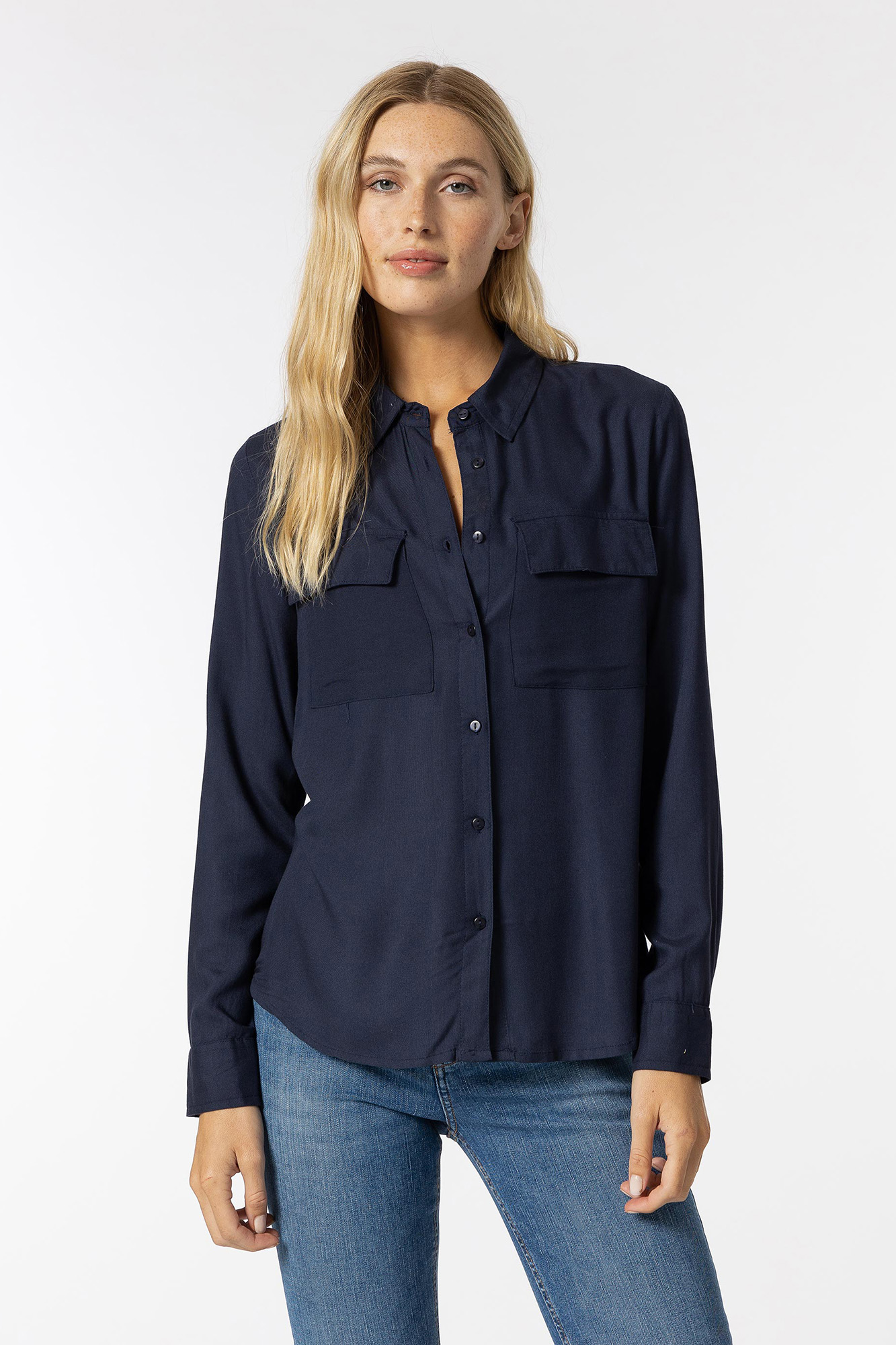 Camisa com bolsos frontais