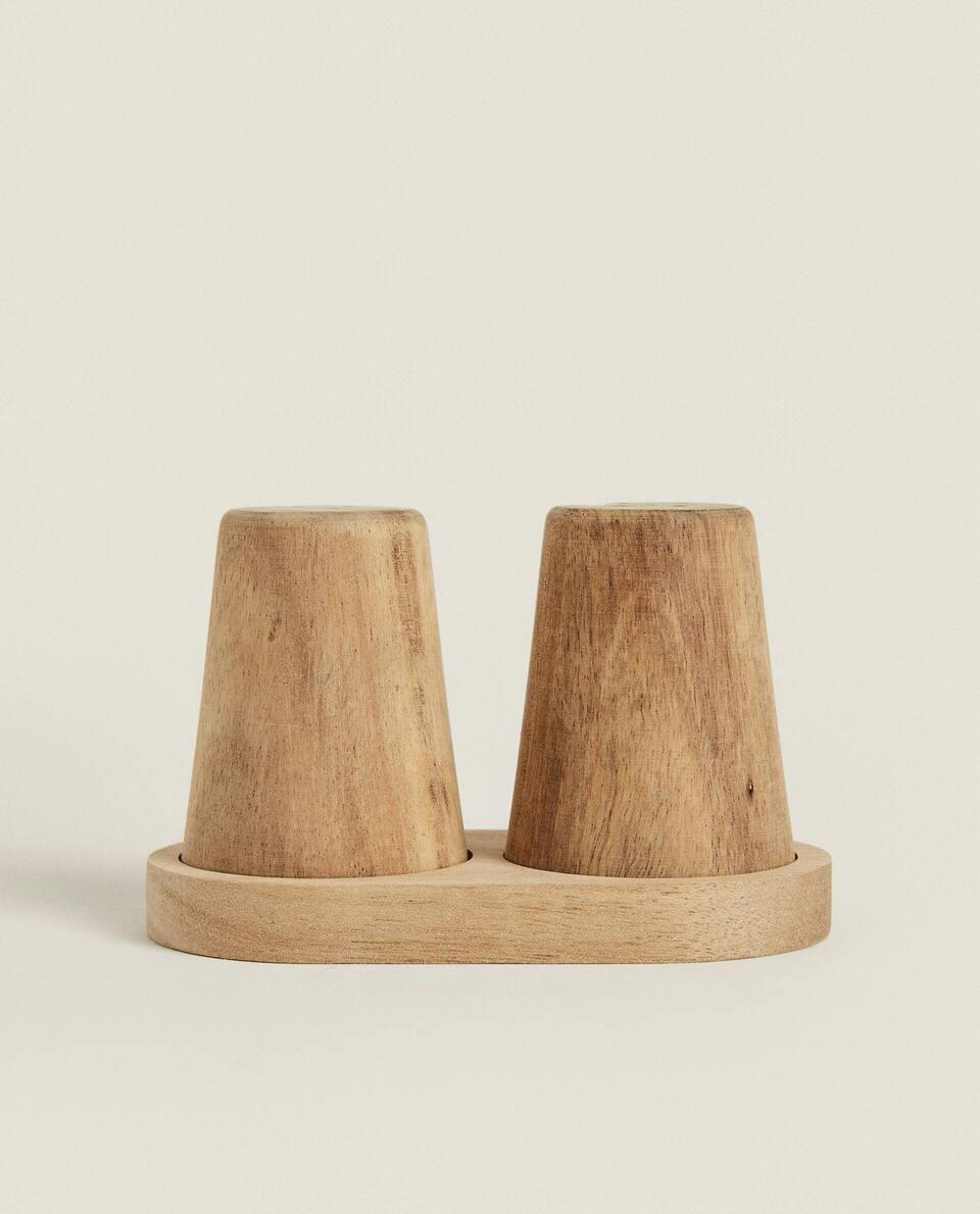 Conjunto de saleiro e pimenteiro de madeira