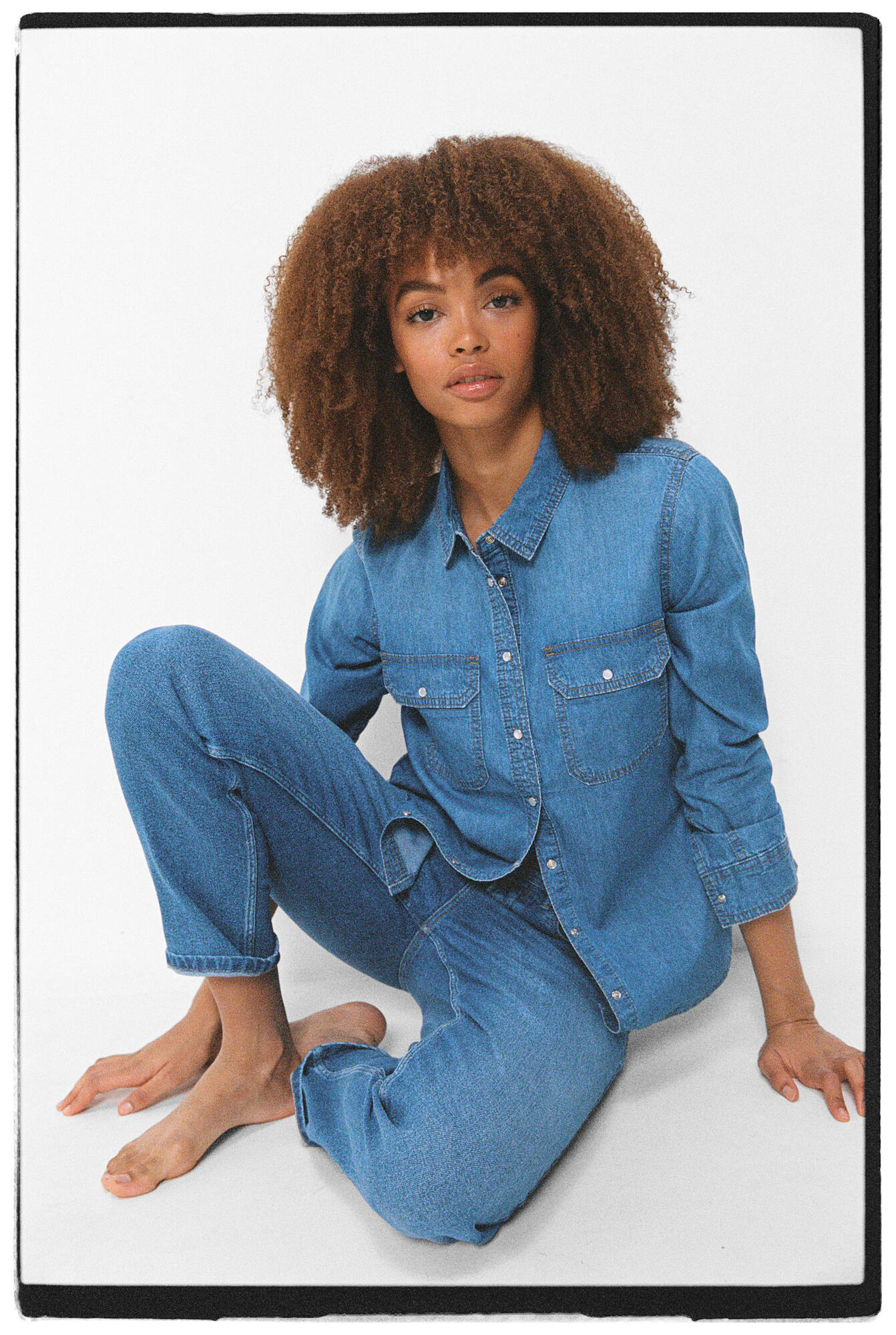 Blusa jeans com bolsos tipo envelope