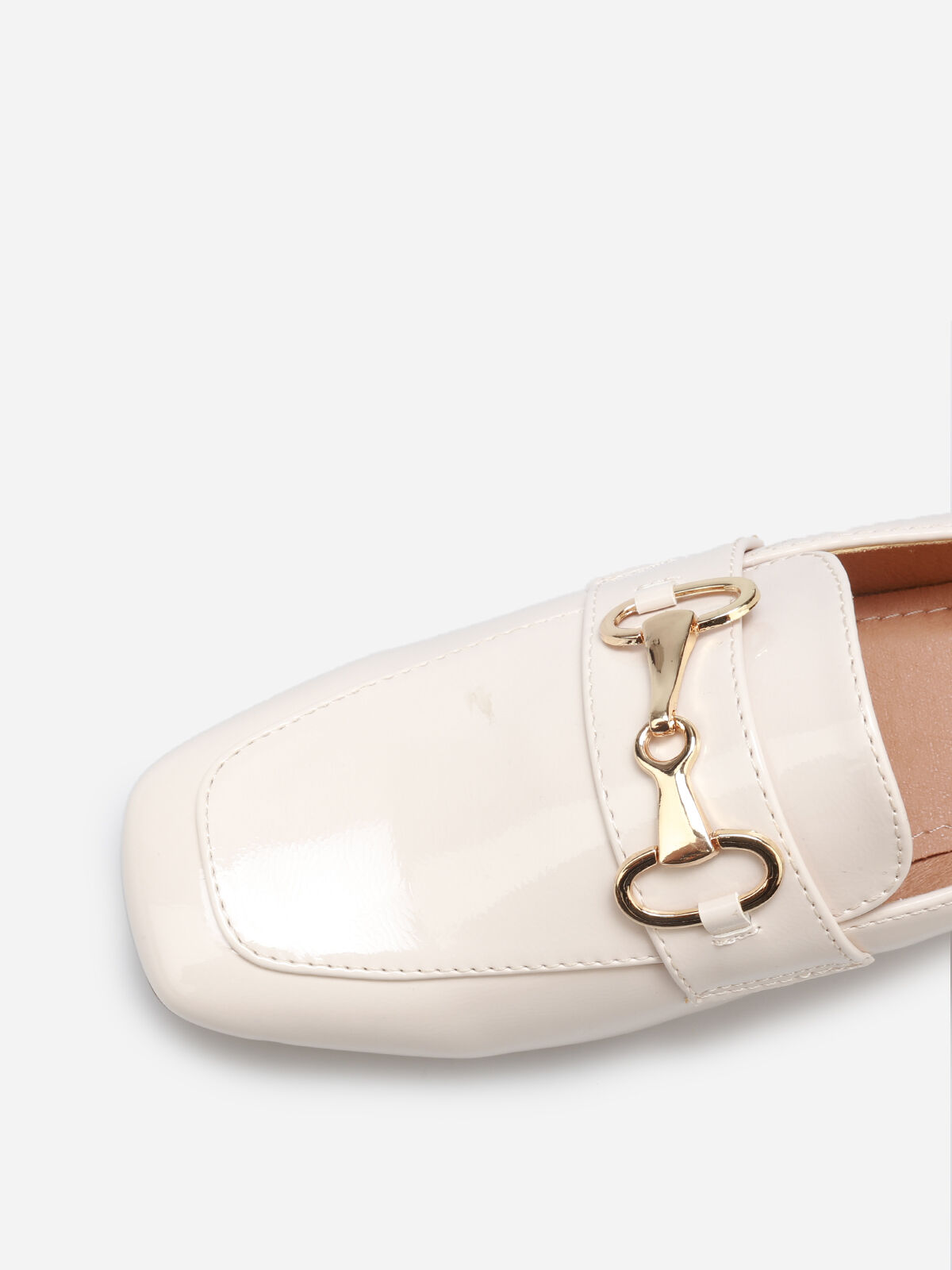 Mocassins vernis à talon et mors doré- Beige