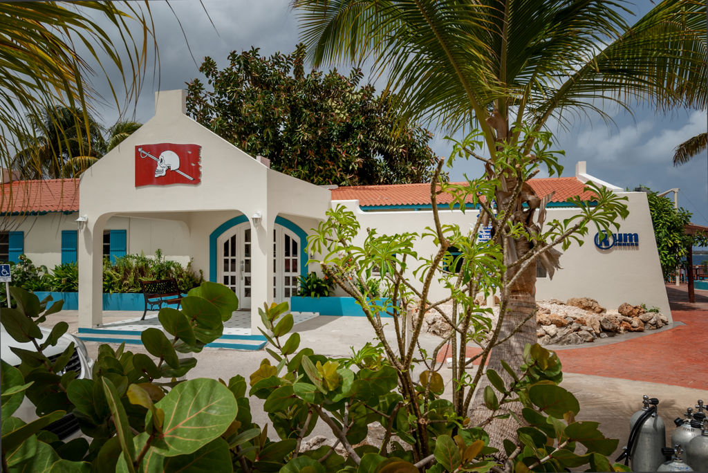 Captain Don's Habitat Logies - Hotel