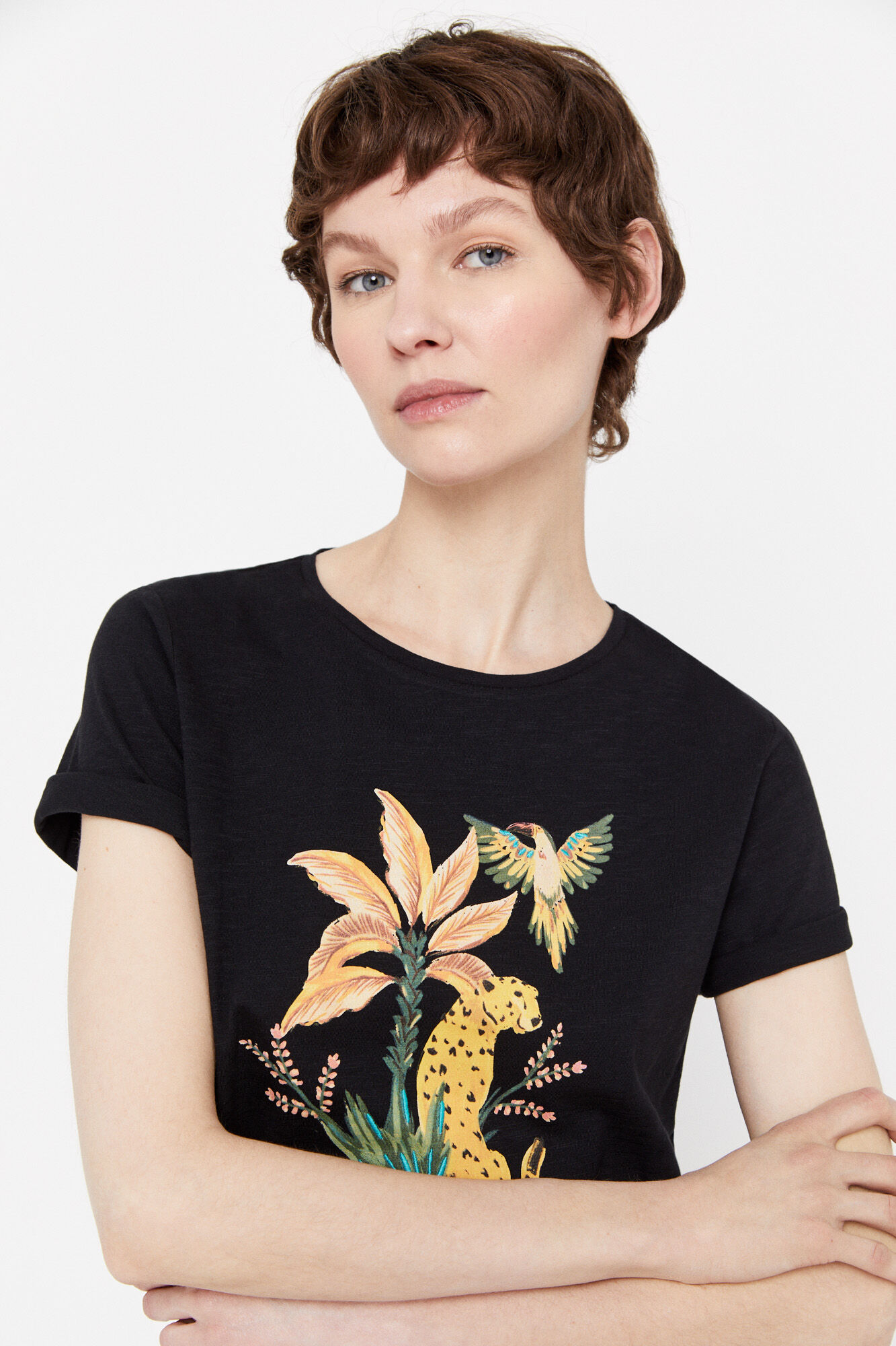 Camiseta com estampa de selva - Preta