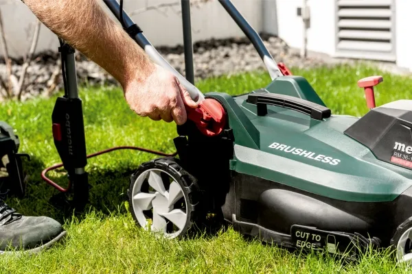 Metabo RM 36-18 LTX BL 36 - Græsslåmaskine - ledningfri - 18 V - 5.2 Ah - 2 batterier - 4000 opm - 36 cm - 14 kg