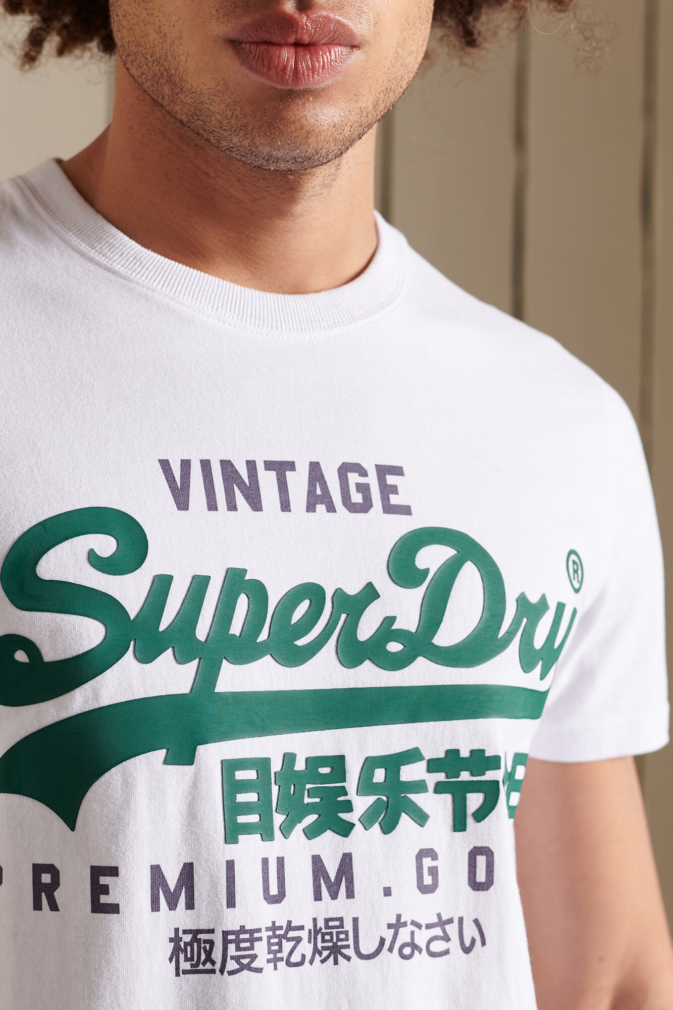 Camiseta de algodão orgânico com logo vintage - branca