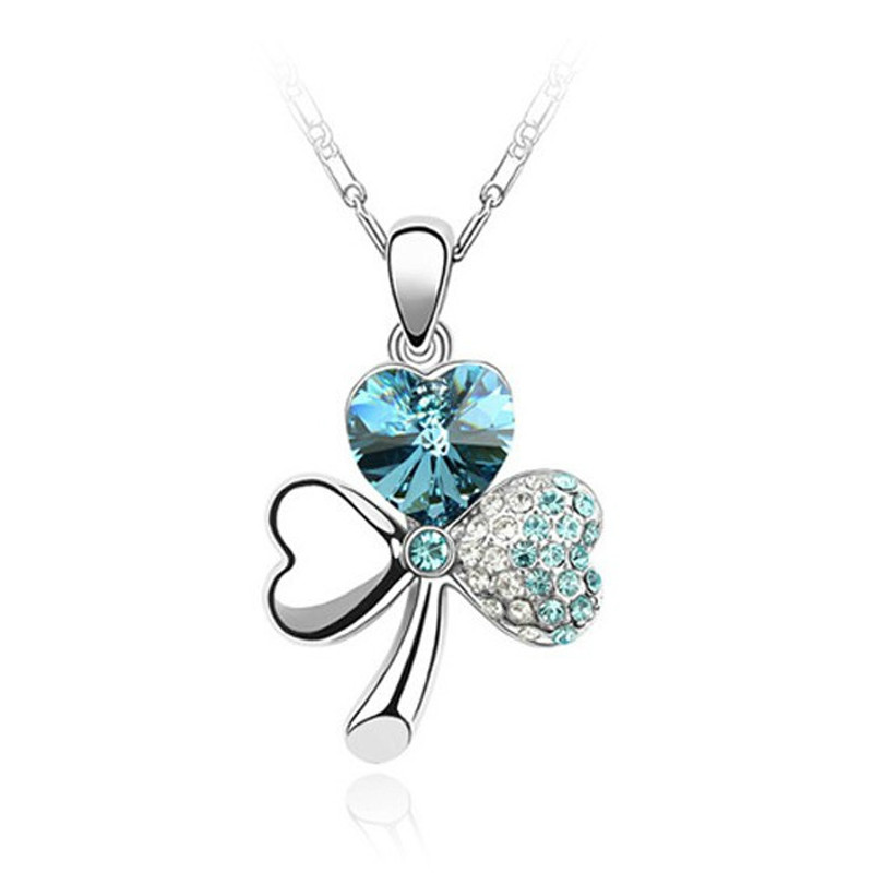 Pendentif Trêfle Ã 3 feuilles orné de Cristal Bleu ciel de Swarovski