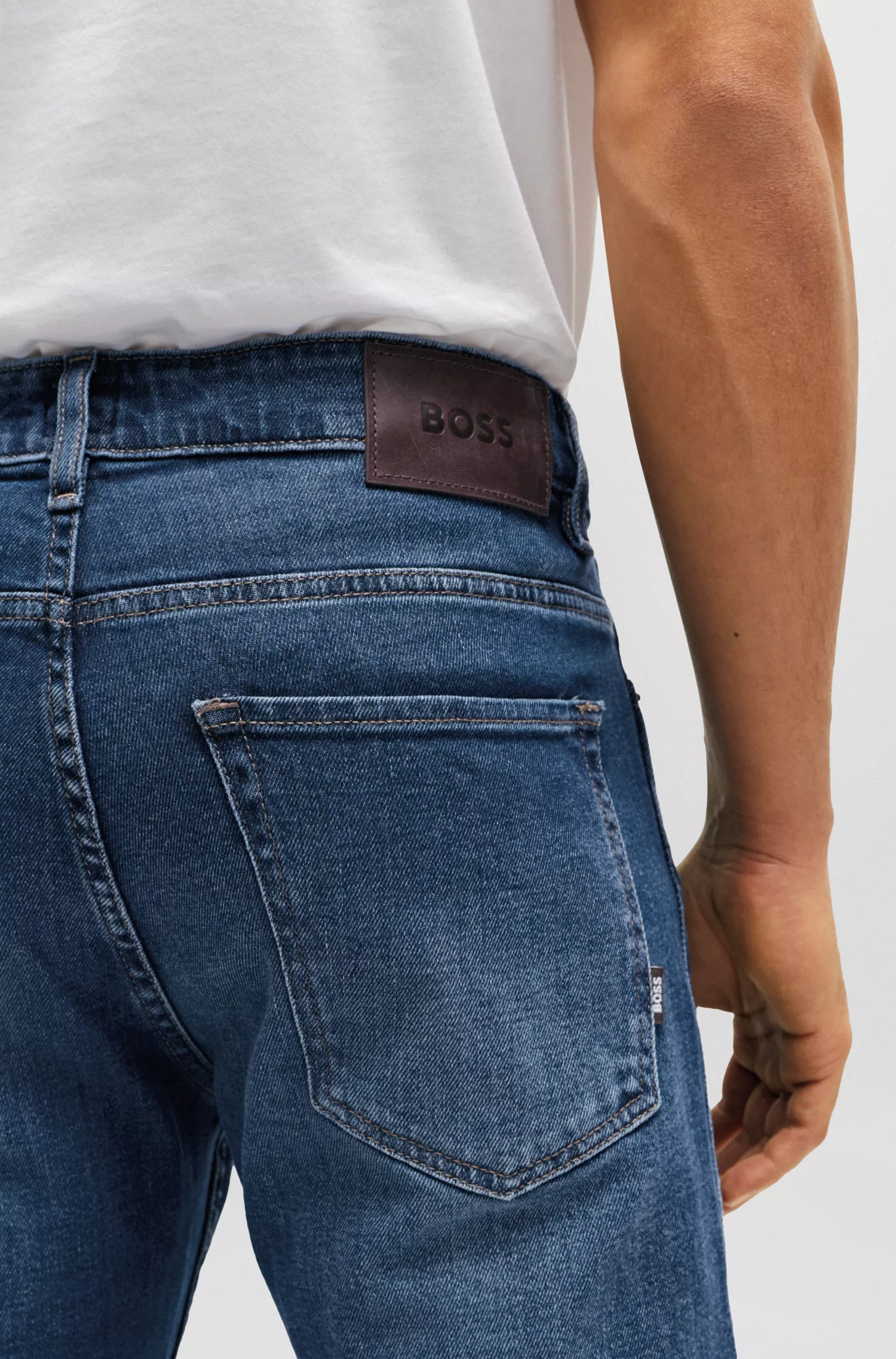 Calça jeans BOSS preta, corte slim, em denim azul com elasticidade confortável.
