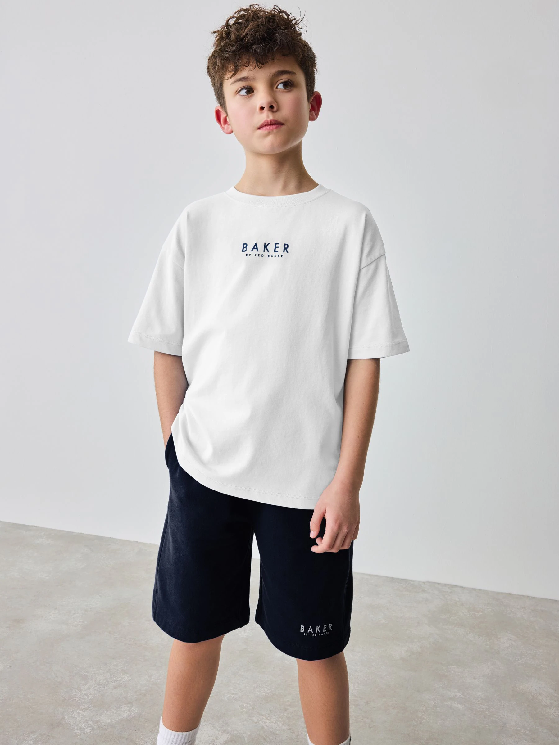 Wit/marineblauw - Baker by Ted Baker set van oversized T-shirt en shorts van 100% katoen