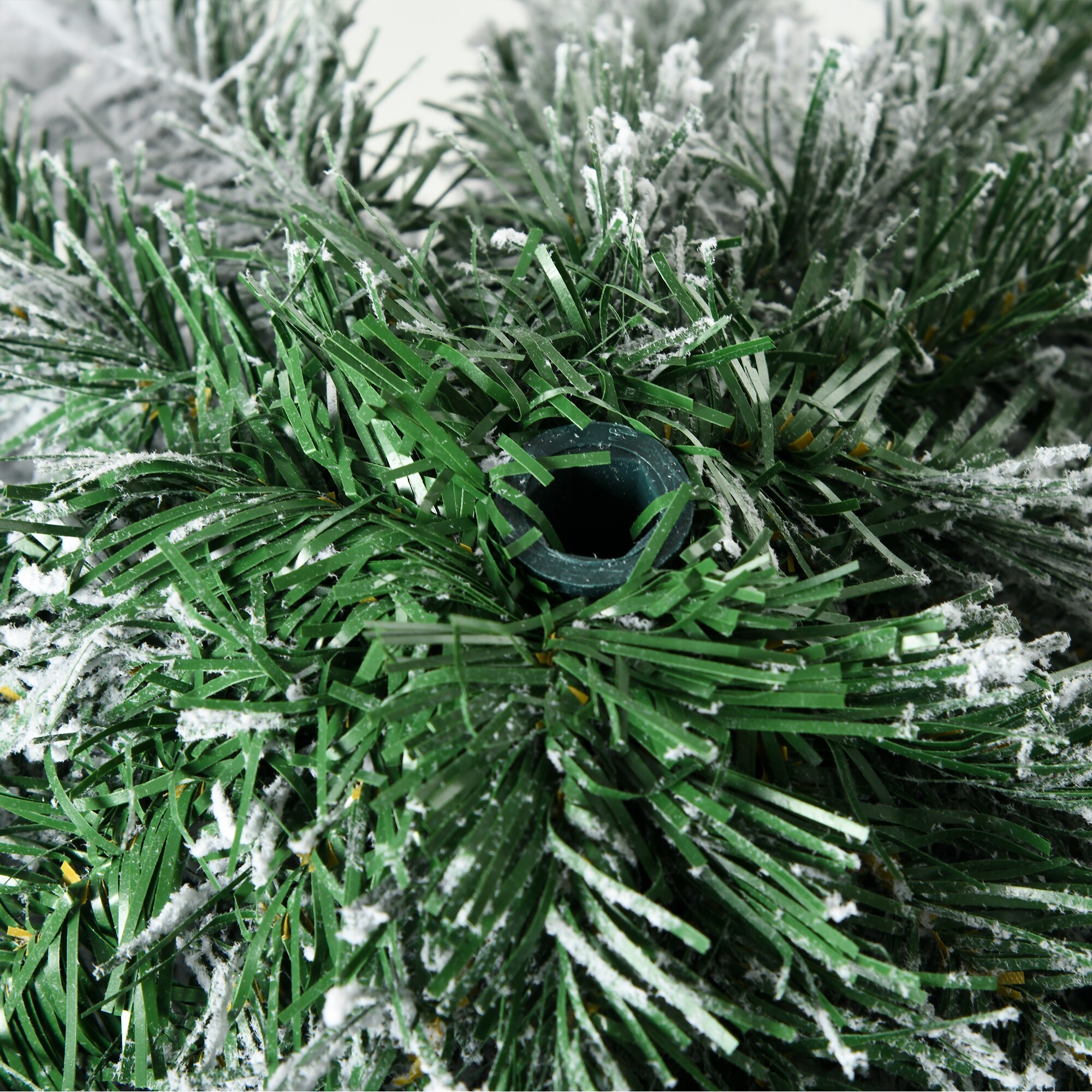 HOMCOM Künstlicher Weihnachtsbaum mit Kunstschnee und 523 Zweigen grün 74L x 74B x 180H cm