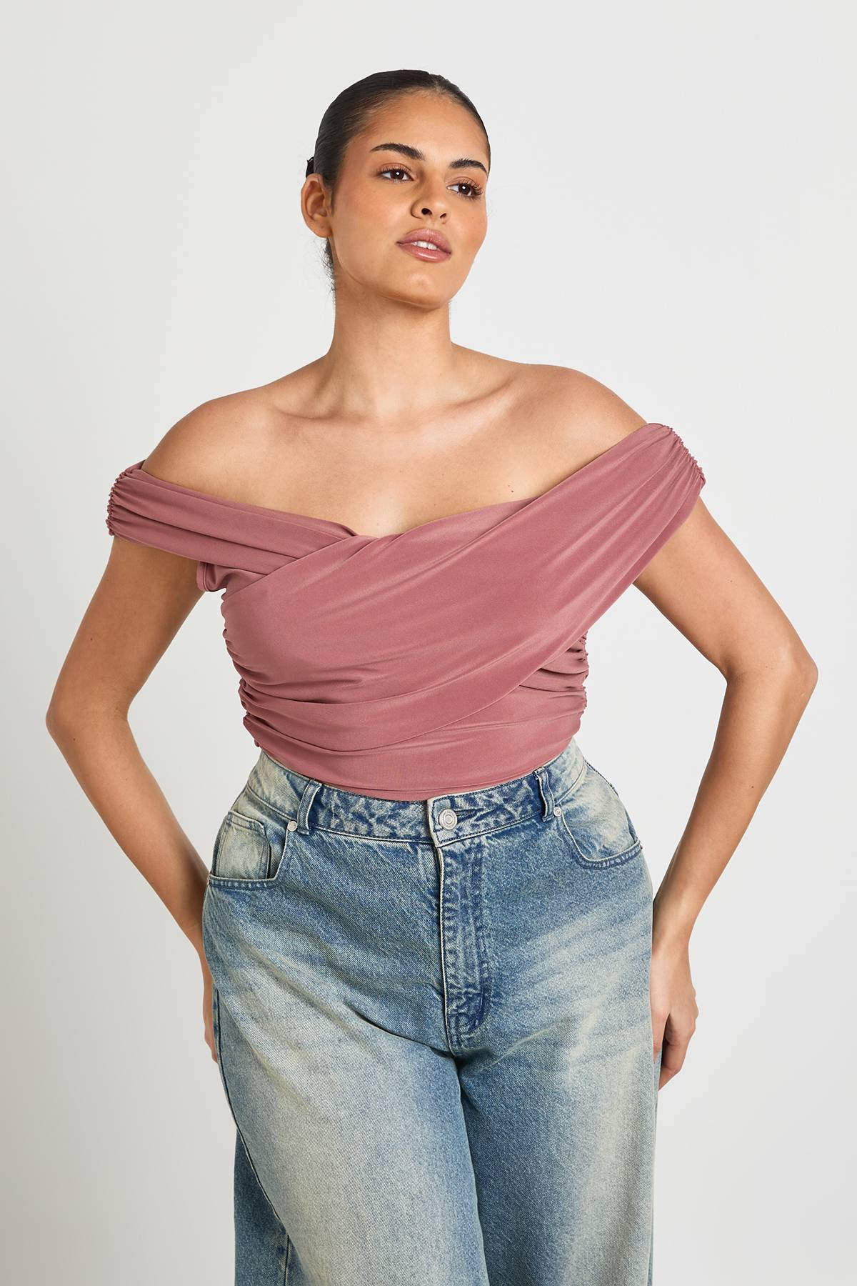 boohoo Body Grande Taille Bardot Avec Détail Torsadé