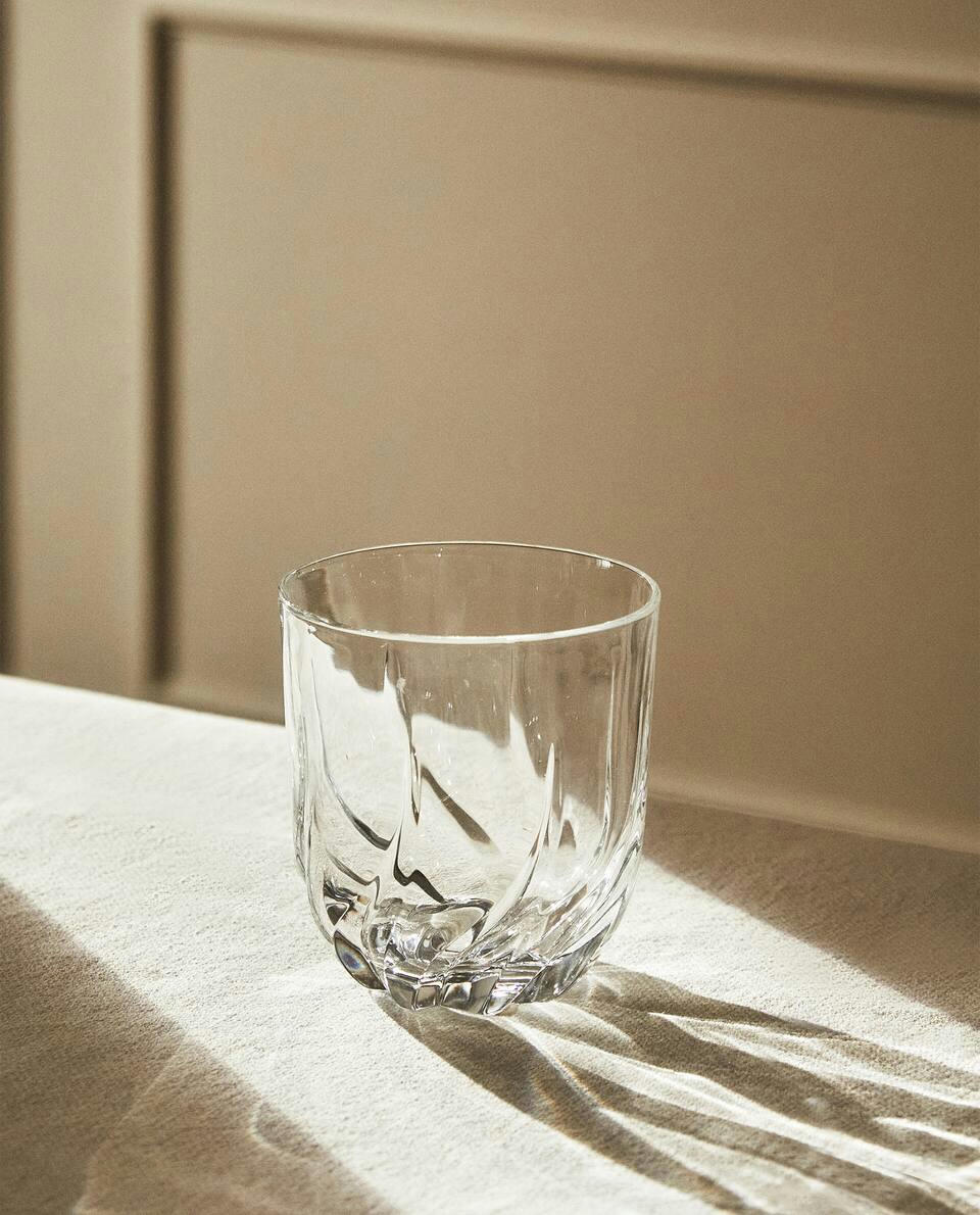 Copo de cristal com design em relevo