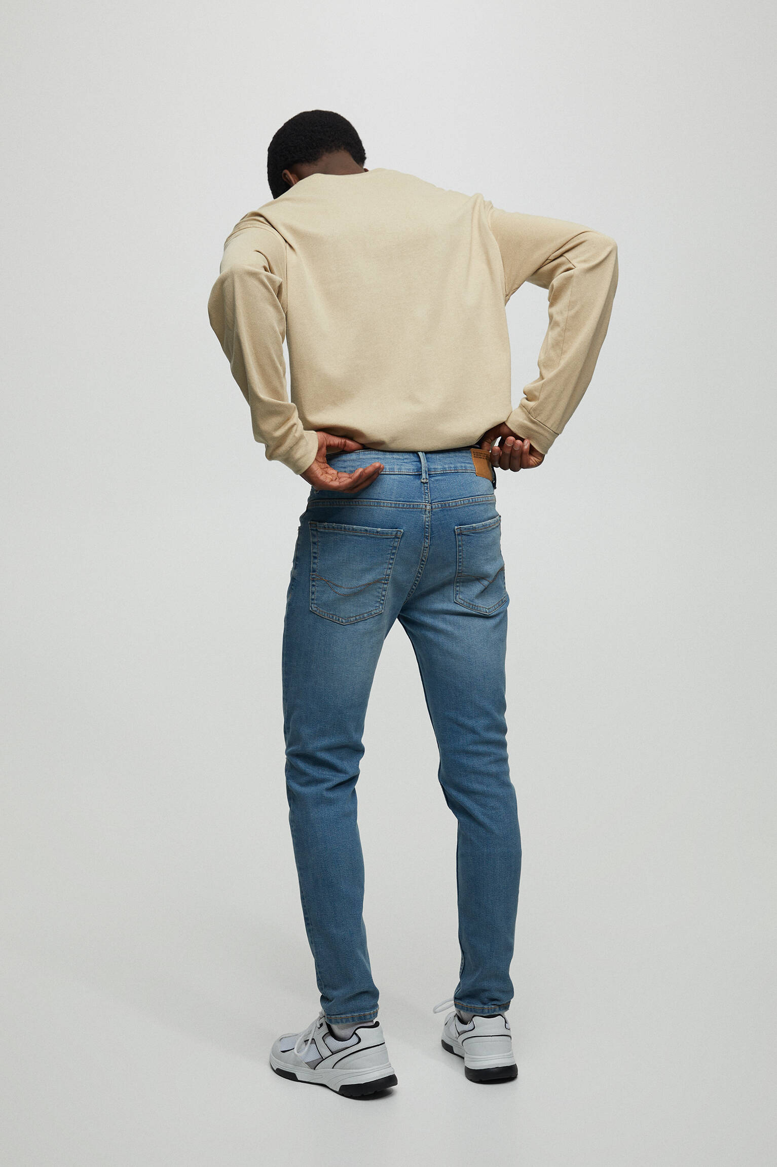 Calça jeans skinny rasgada - azul médio
