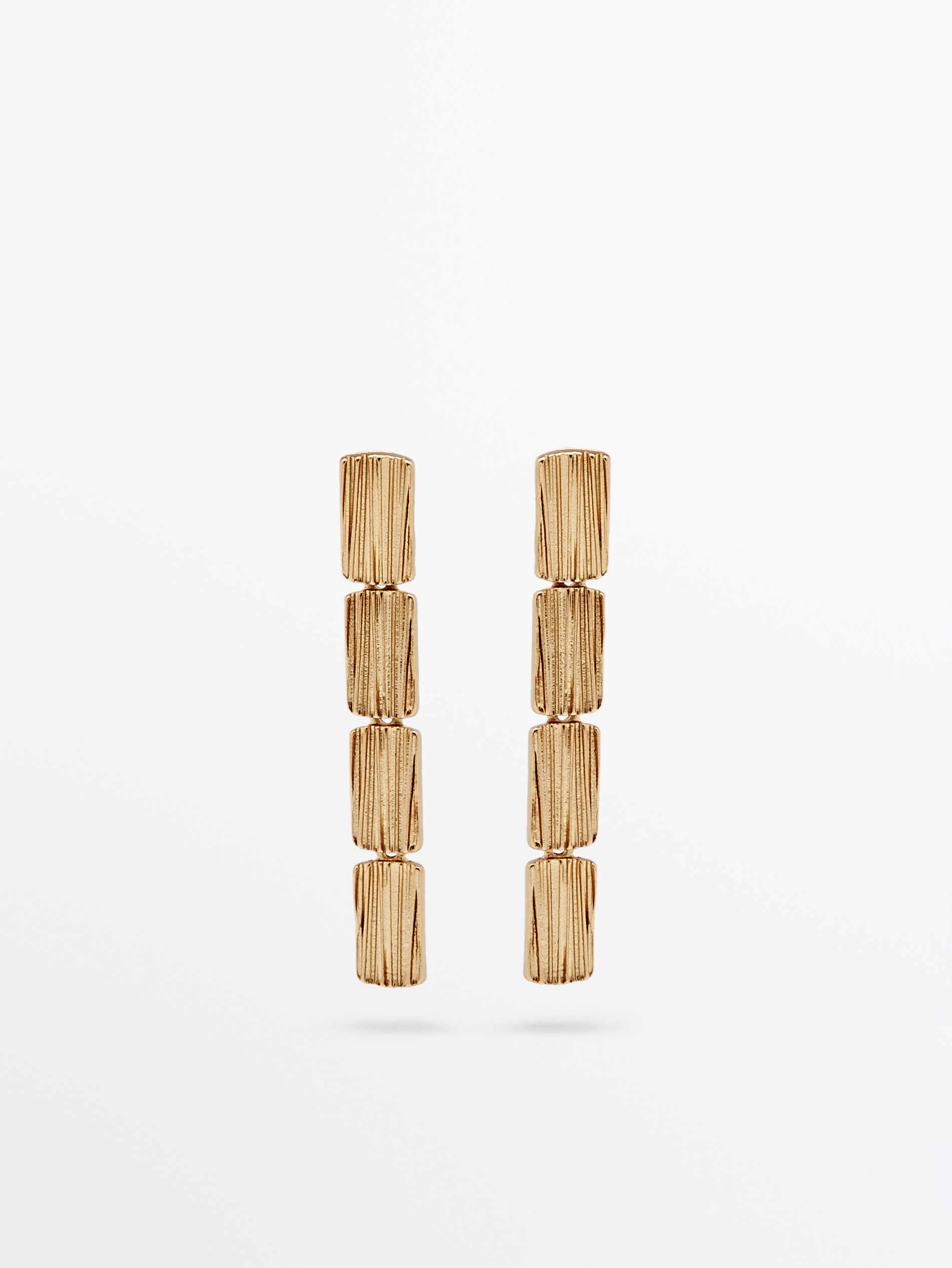 Brincos longos com textura banhada a ouro - OURO