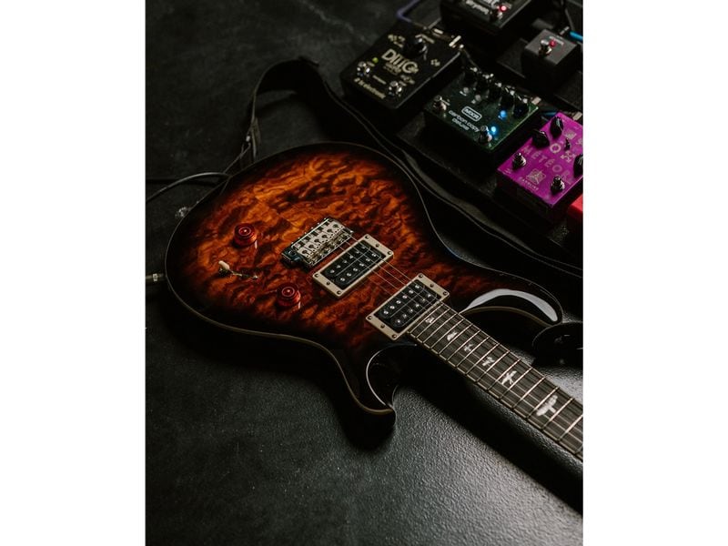 PRS Guitars E-Gitarre SE Custom 24 Quilt Black Gold Burst Moderne Auflage eines klassischen Gitarrenmodells