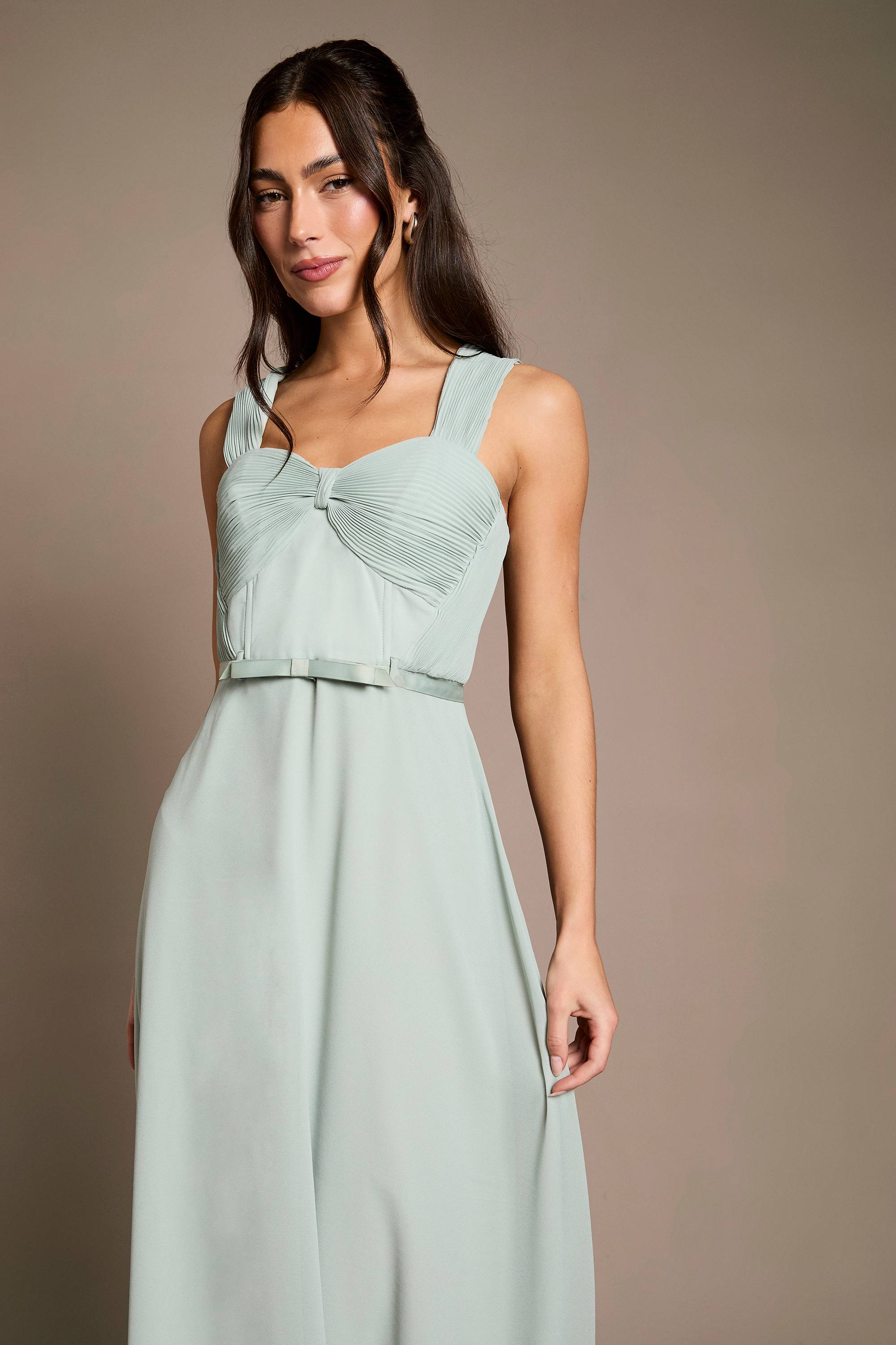 Coast Robe Longue De Demoiselle D'honneur En Mousseline Plissée Avec Nœud Aux Manches