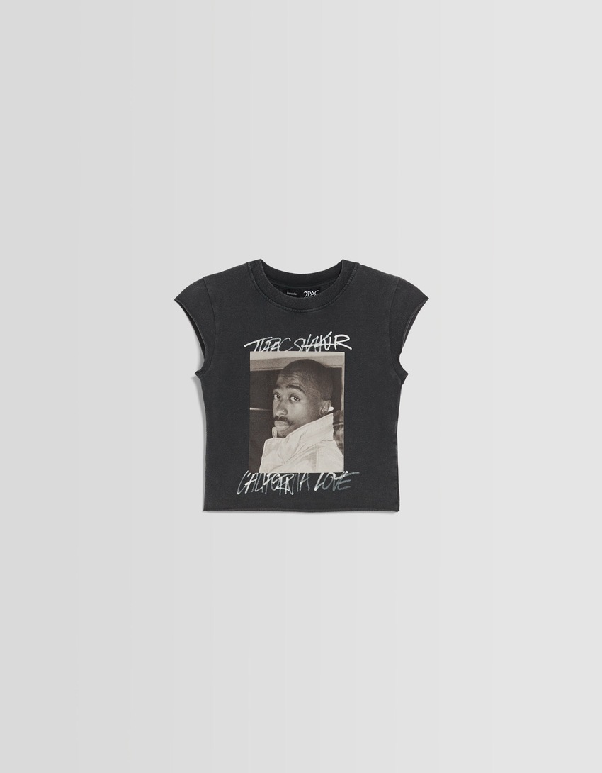 Camiseta cropped sem mangas com estampa do Tupac