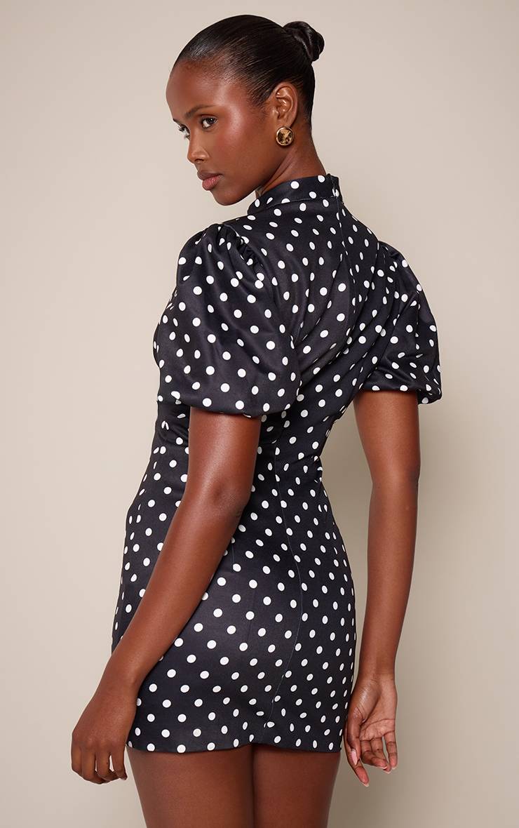 Noir Robe Courte À Pois Avec Manches Bouffantes Et Découpe Goutte D'eau