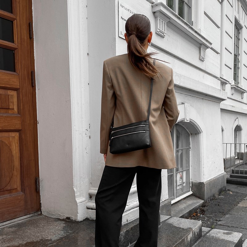 Aura<br>Crossbody Cos