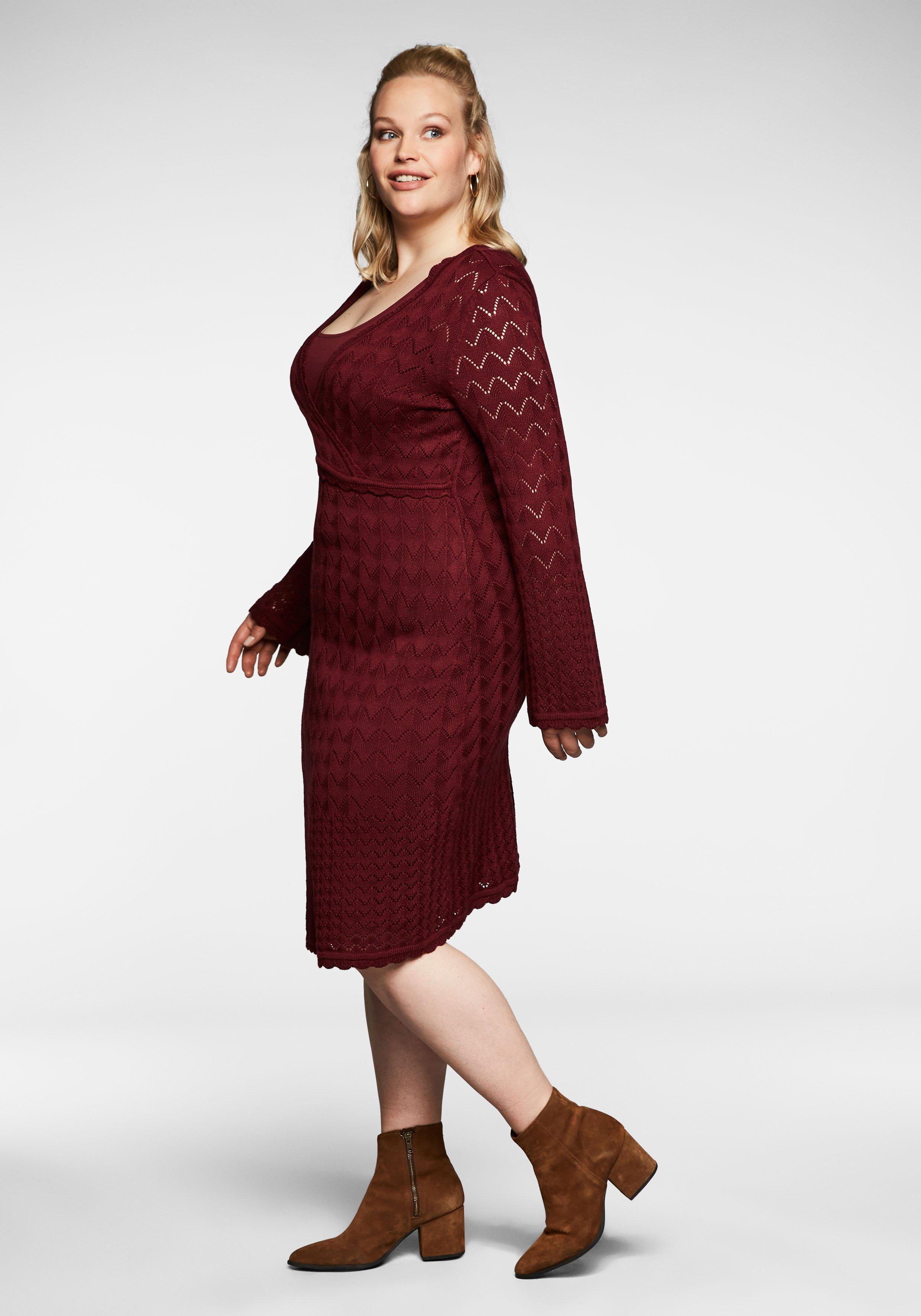Strickkleid im Ajourmuster und in Wickeloptik