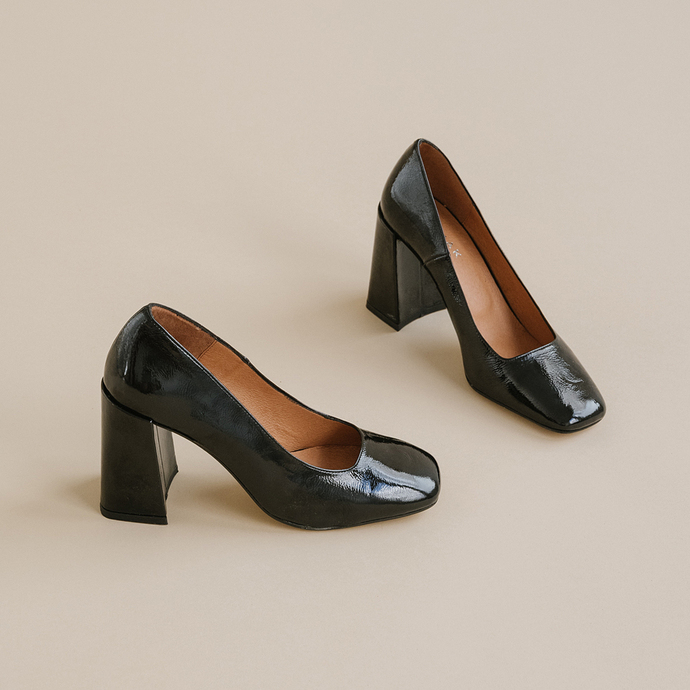 Escarpins à talons hauts et bouts carrés...  en vernis plissé noir
