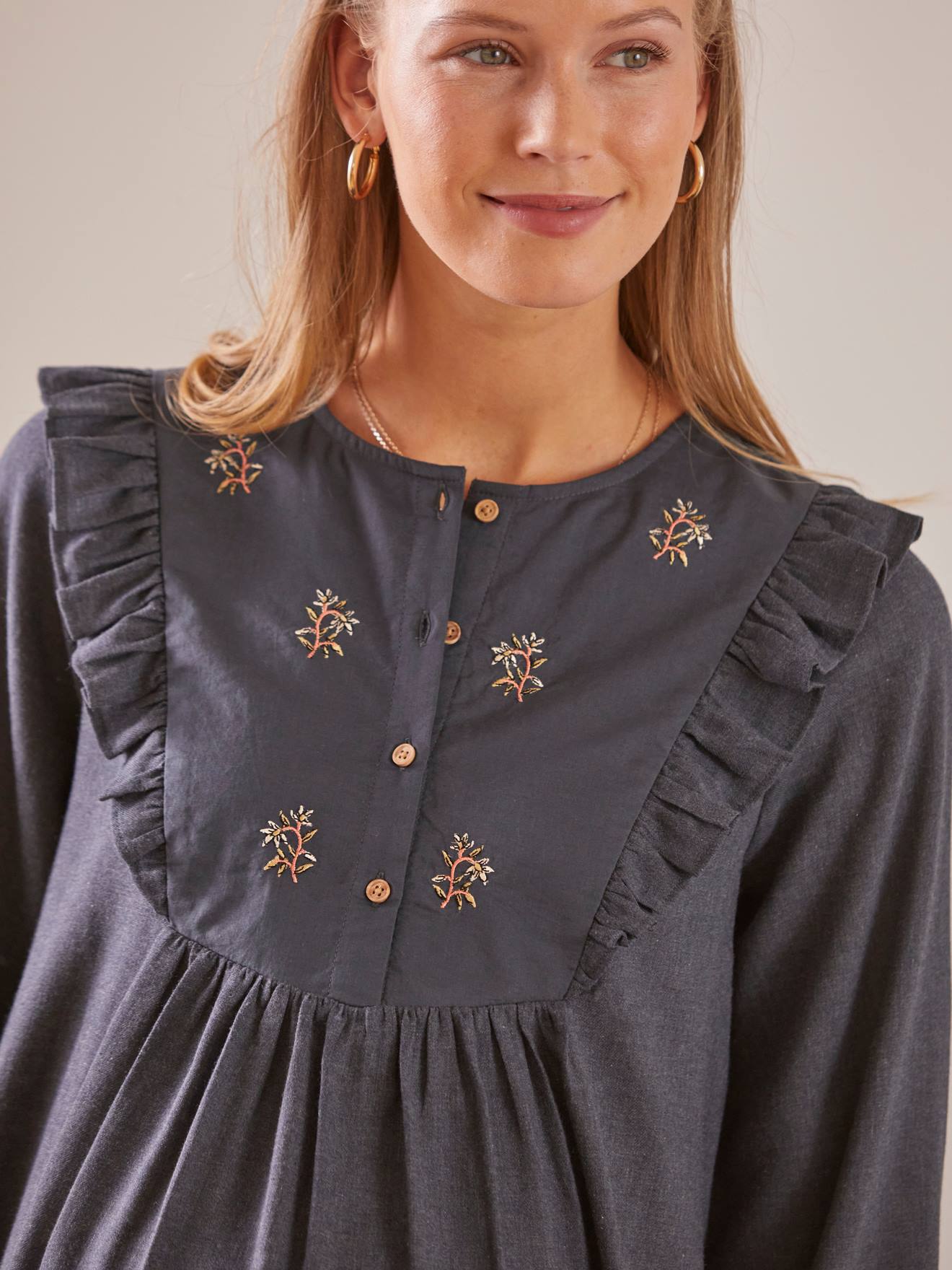 Vestido liso de flanela preta escura com aplique bordado, ideal para gestantes e lactantes.