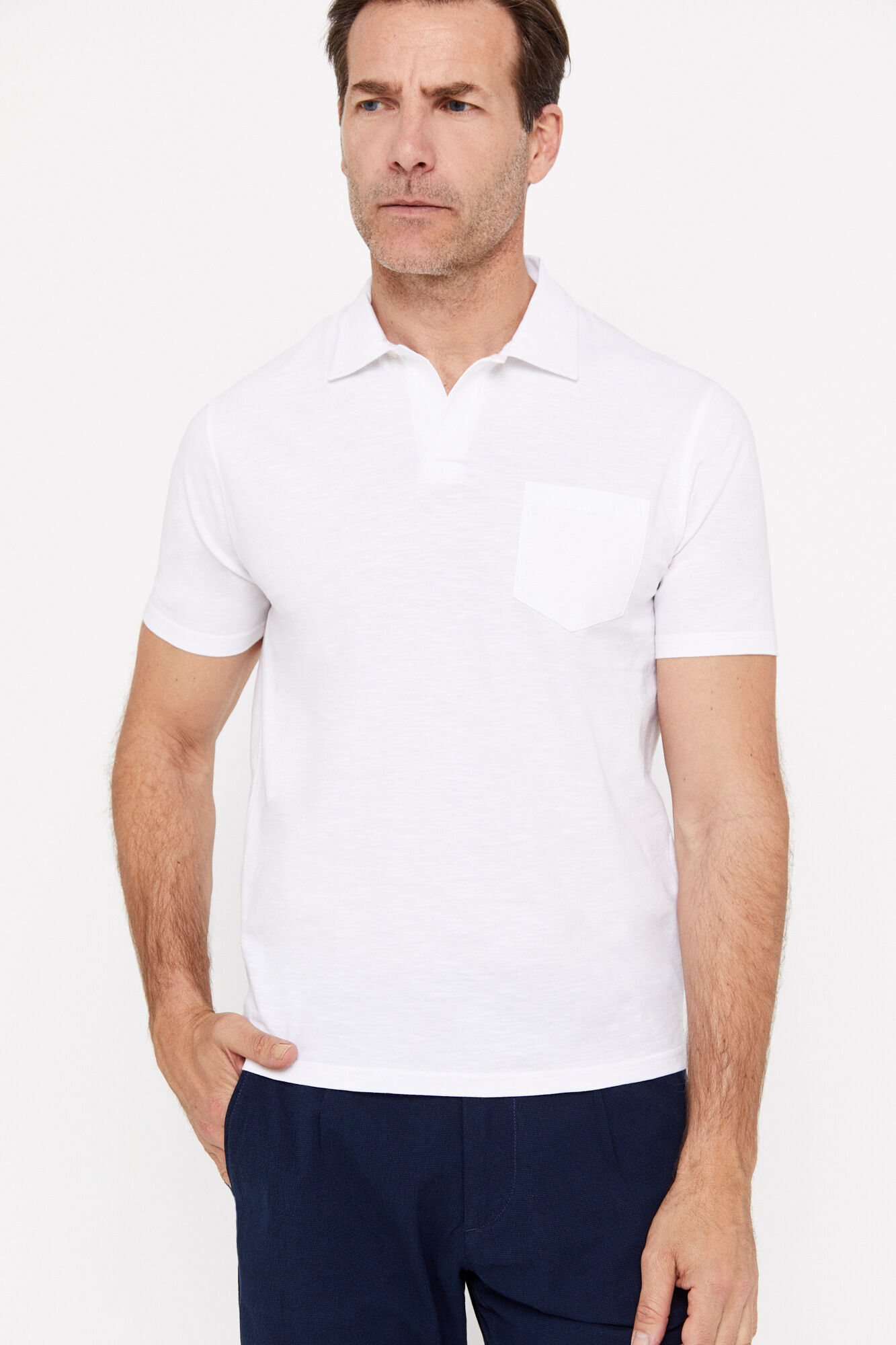 Camisa polo com bolso aberto no pescoço - Branca