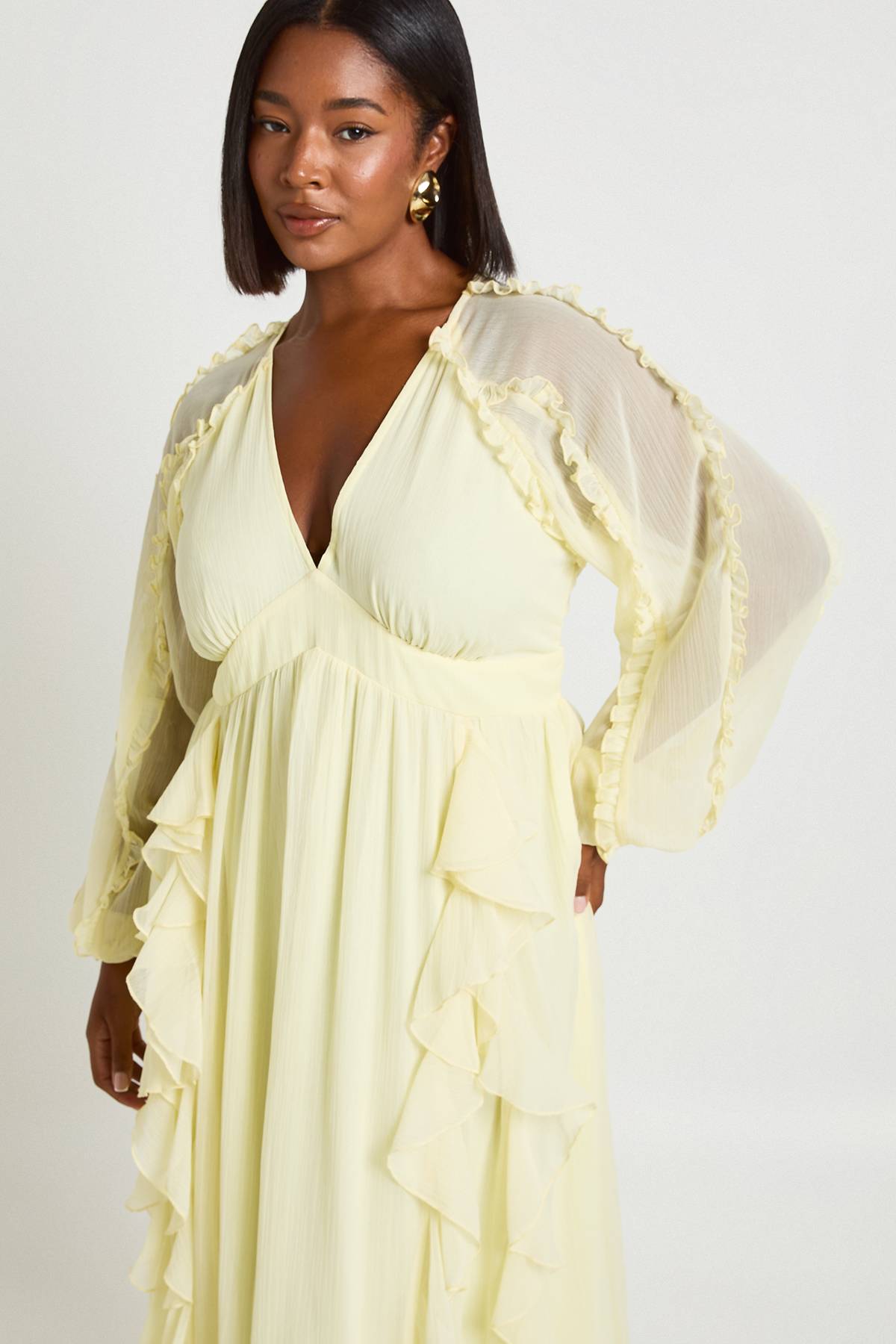 boohoo Robe Maxi Grande Taille En Mousseline À Manches Longues Et Volants