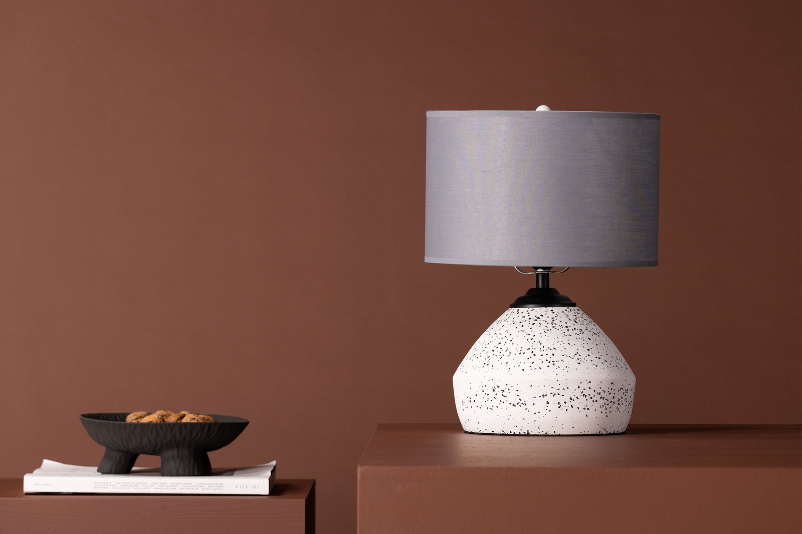 Sisteron bordlampe Hvit fot, mørk grå skjerm