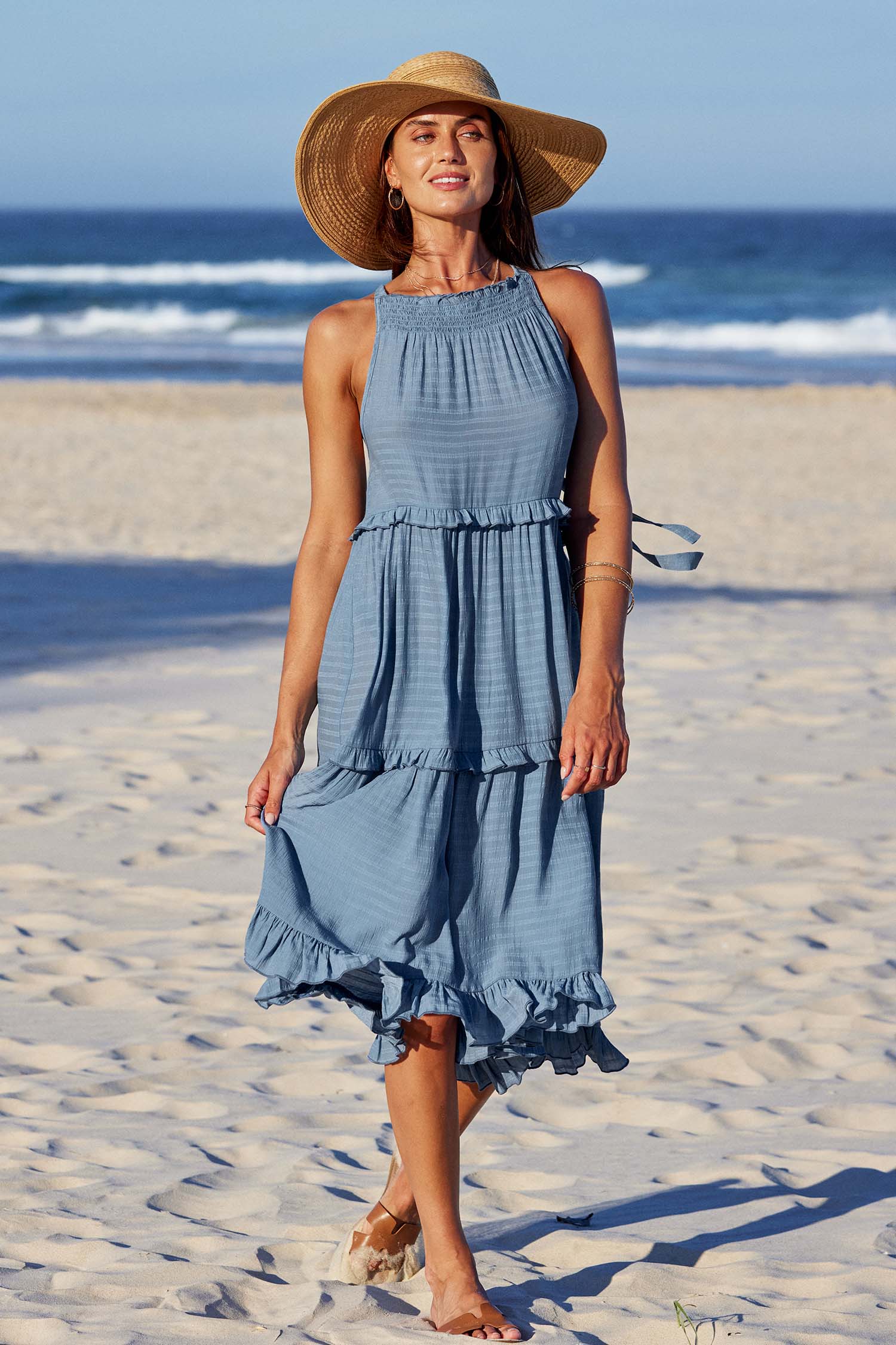 Robe maxi avec col haut à volants et smocks bleue