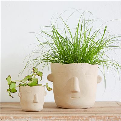 Pots en terre cuite visages
