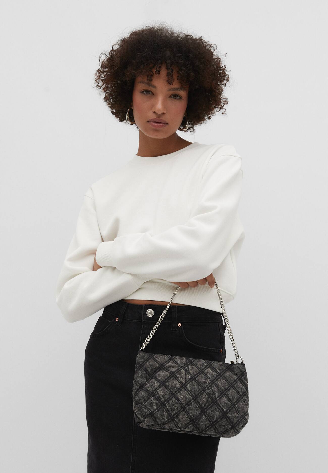 Bolsa transversal de jeans com corrente.