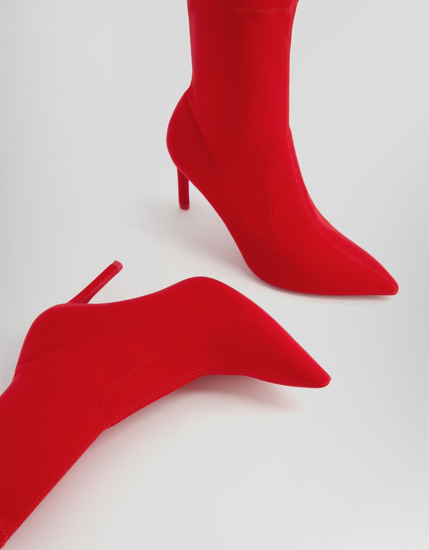 Botas de cano curto com salto alto e modelagem ajustada