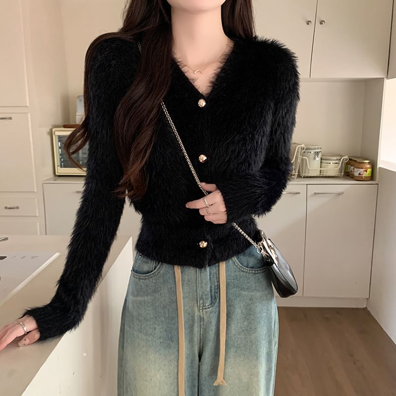 Odestra - V-hals, pluizige cardigan met knoopjes