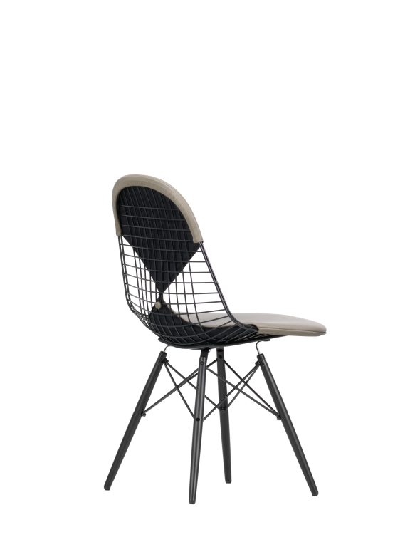 Vitra Eames Wire Chair DKW-2 stoel esdoorn zwart onderstel zandkleurig leer