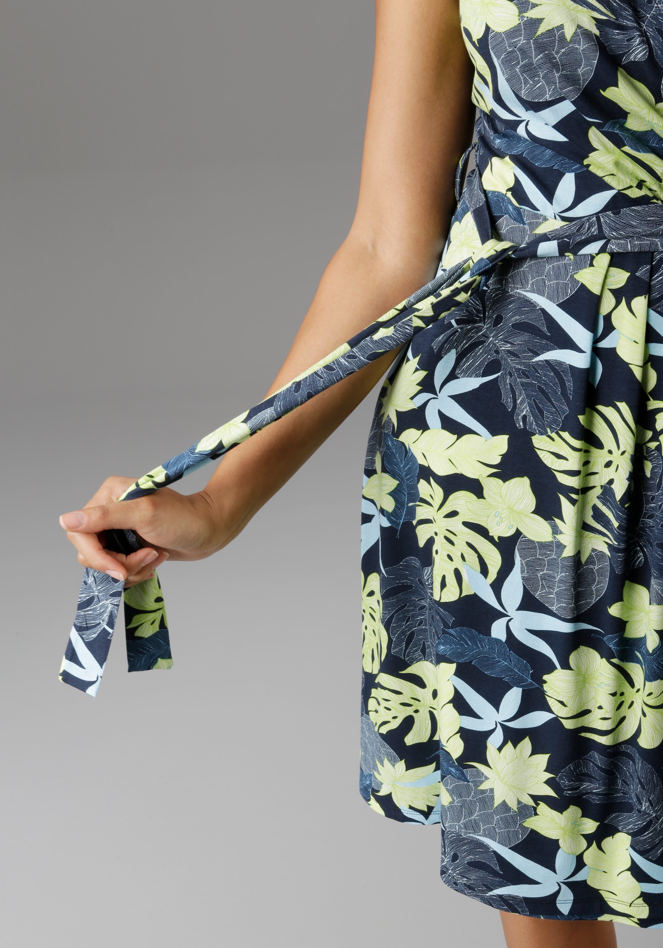 Aniston SELECTED Sommerkleid in modischen Farben
