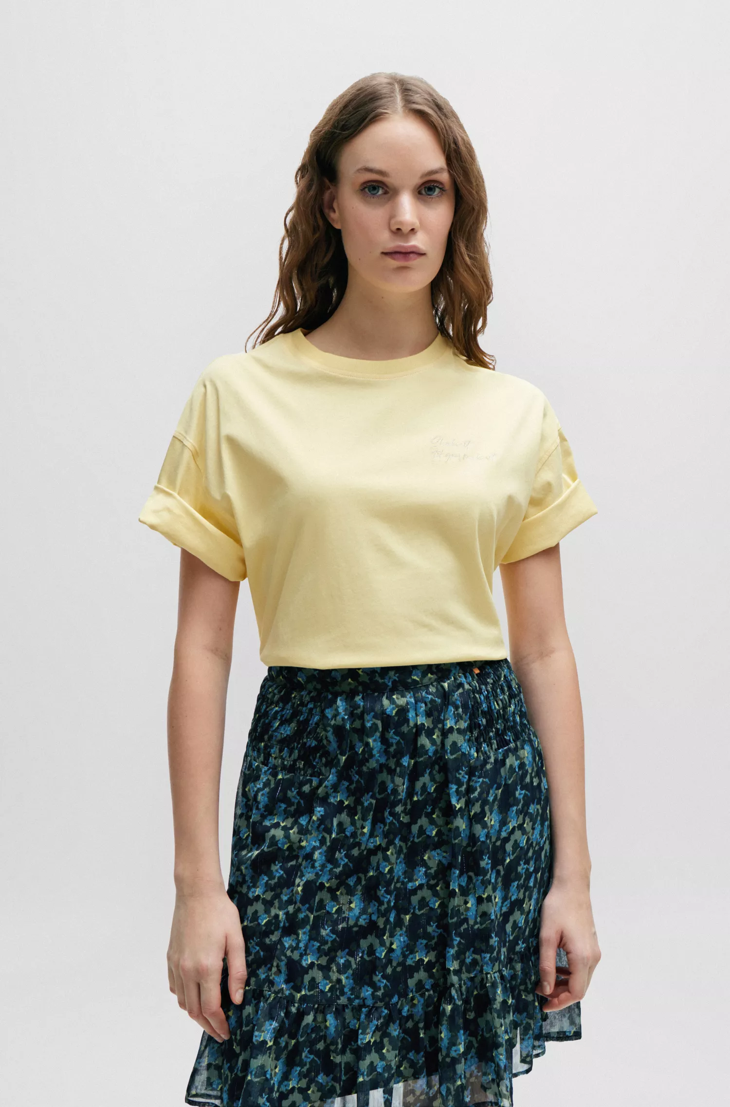 Camiseta BOSS laranja de algodão com modelagem regular e estampa no peito.