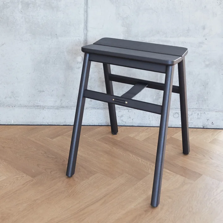 Form & Refine - Angle Hocker, Eiche schwarz