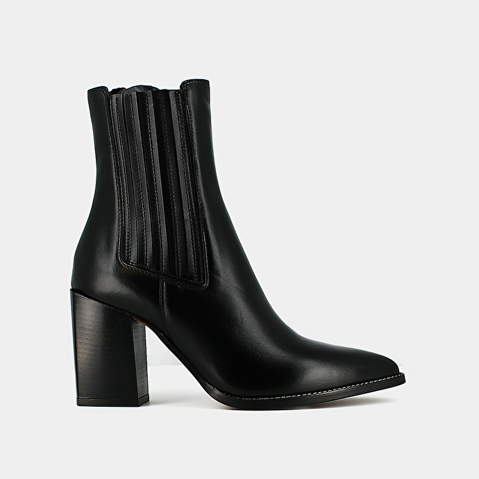 Boots à talons et bouts pointus  en cuir noir