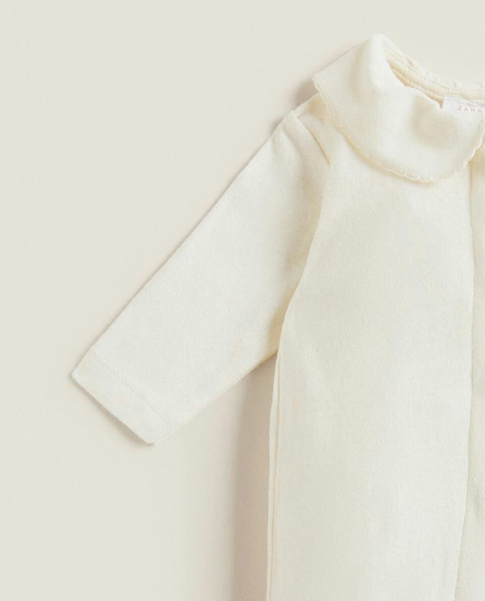 Conjunto para recém-nascido com detalhes.