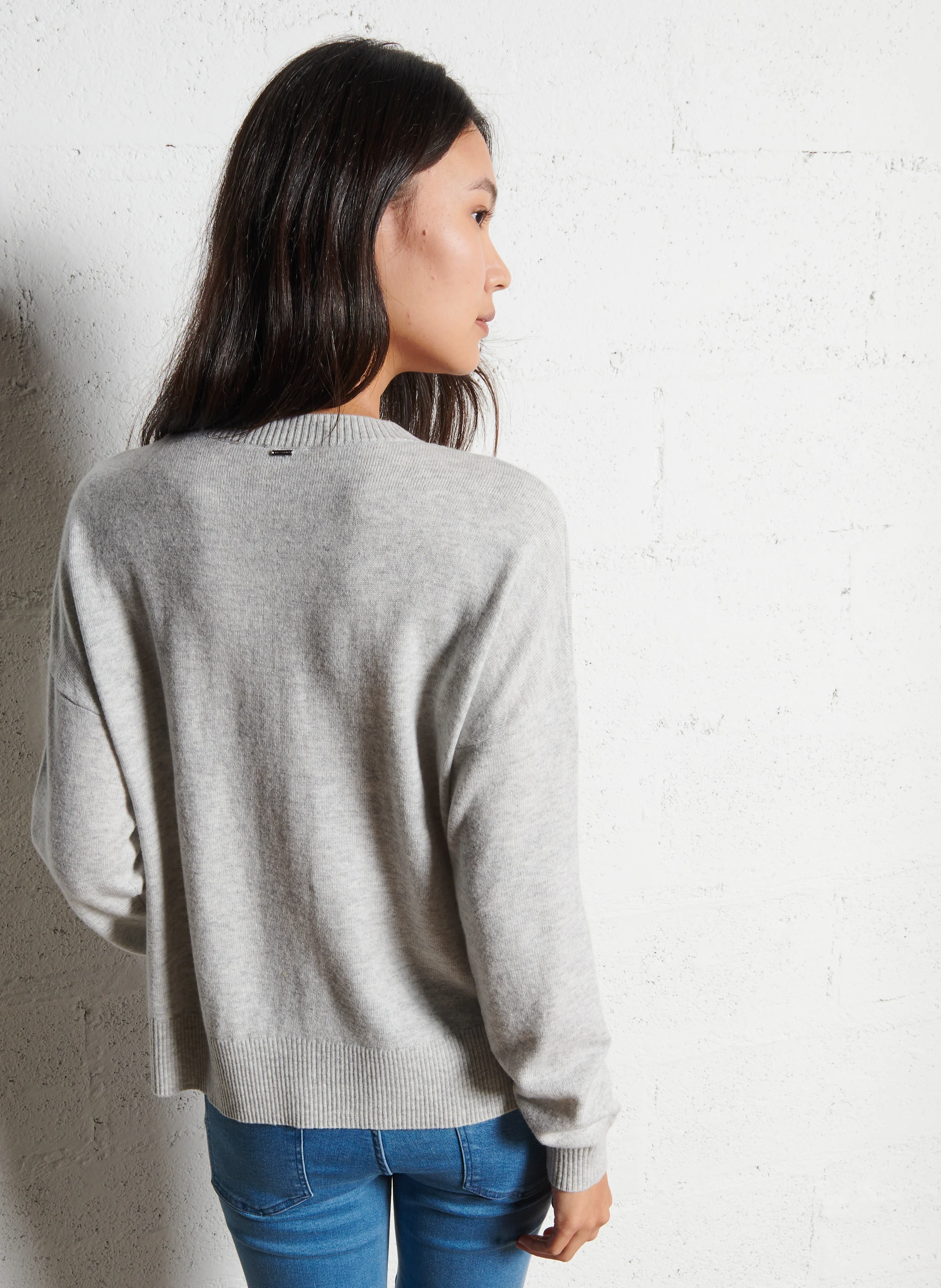 Pull droit col rond brodé en maille mélangée | Gris